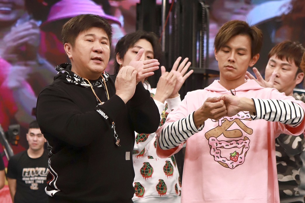 胡瓜跳洗手舞教防疫，也不忘做公益。（民視提供）