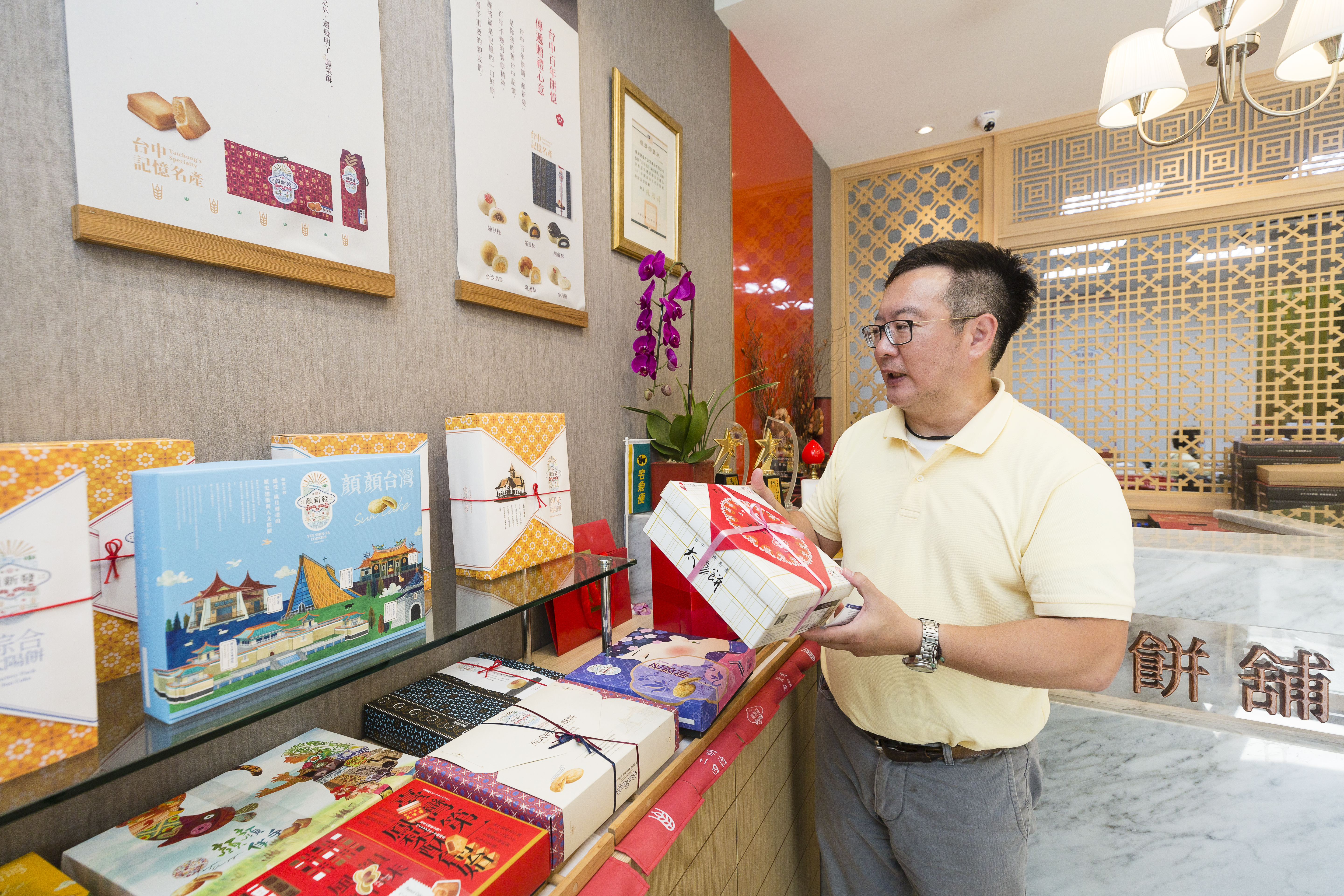 第四代顏榮慶接班後更新包裝，加強行銷，讓更多年輕人認識百年餅店。