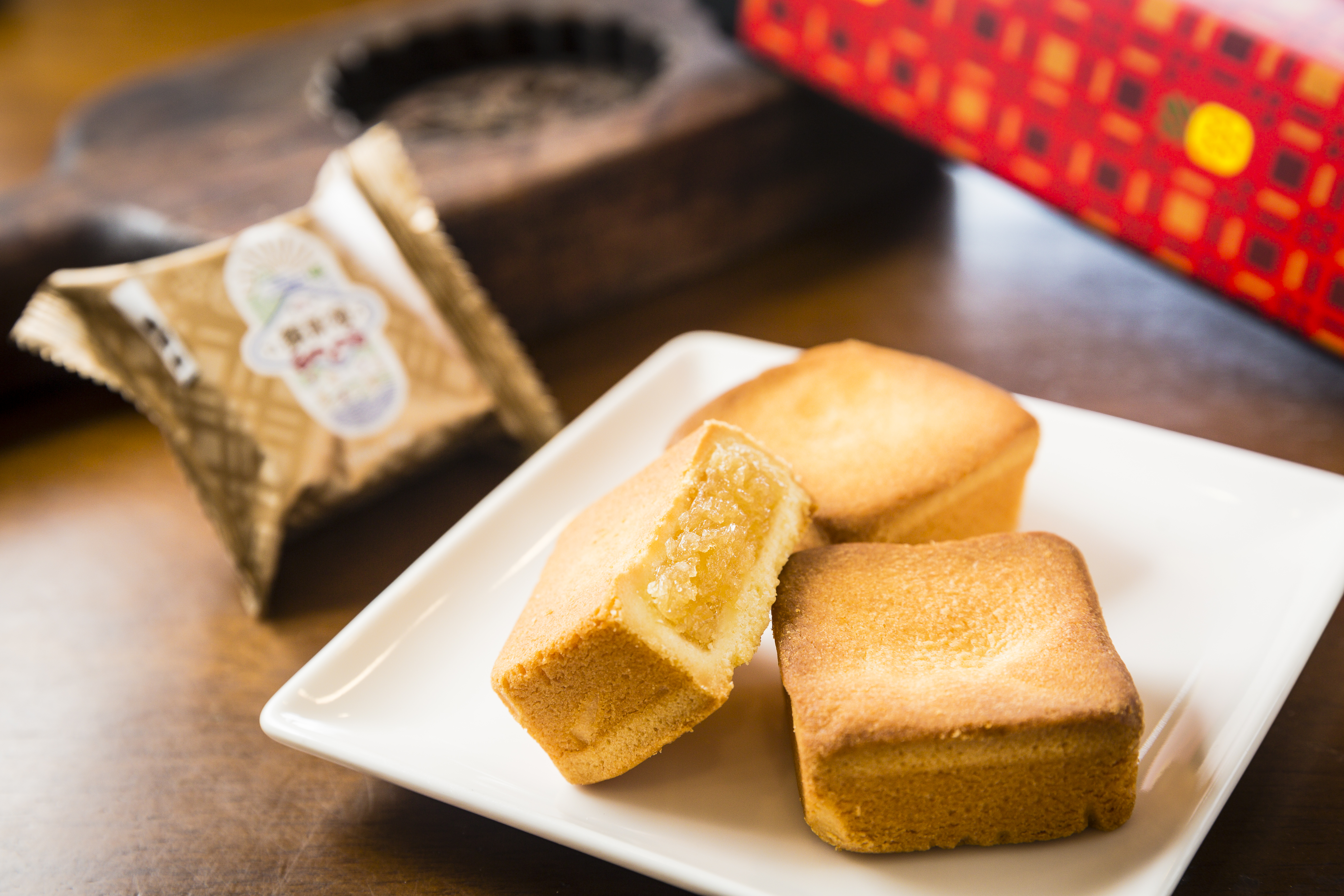 鳳梨酥的誕生來自改良傳統漢餅鳳餅，餅皮結合西式餅乾的作法，口感酥香。（黃金鳳梨酥，300元/10入）