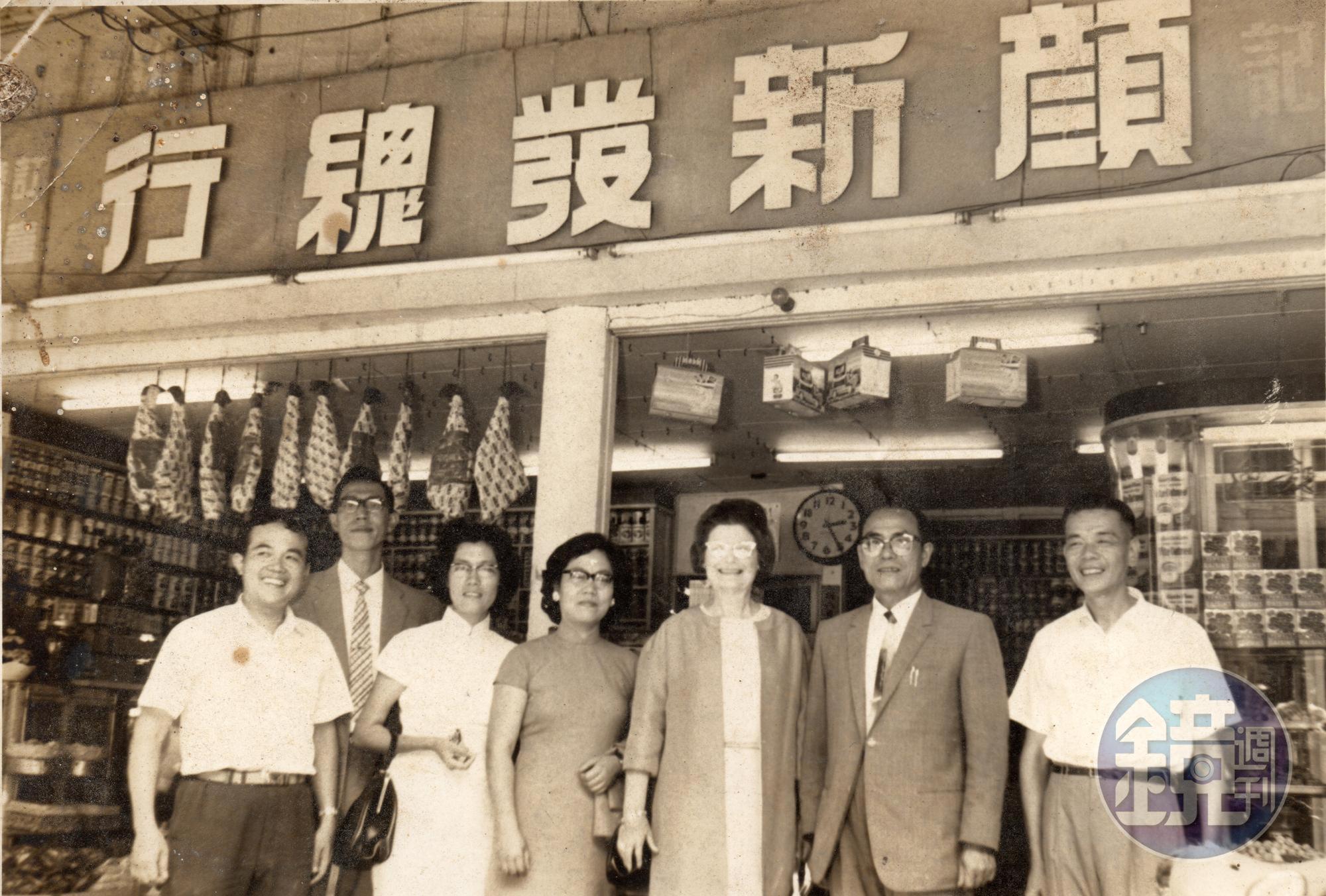據傳美軍將領麥克阿瑟來台拜訪蔣介石時，專程派人到顏新發買餅，第二代顏樹木（右1）親自接待。（顏新發提供）