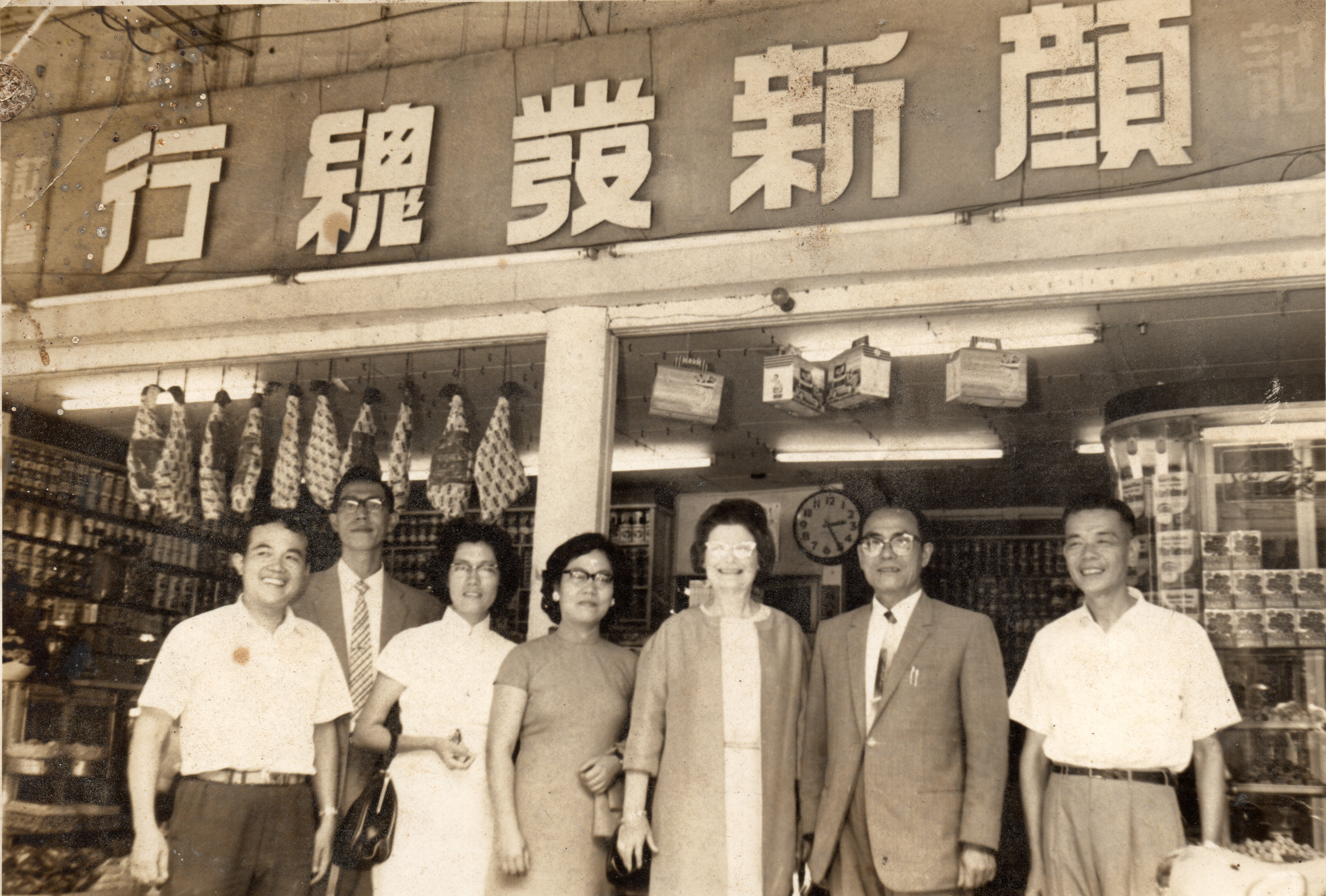 據傳美軍將領麥克阿瑟來台拜訪蔣介石時，專程派人到顏新發買餅，第二代顏樹木（右1）親自接待。（顏新發提供）