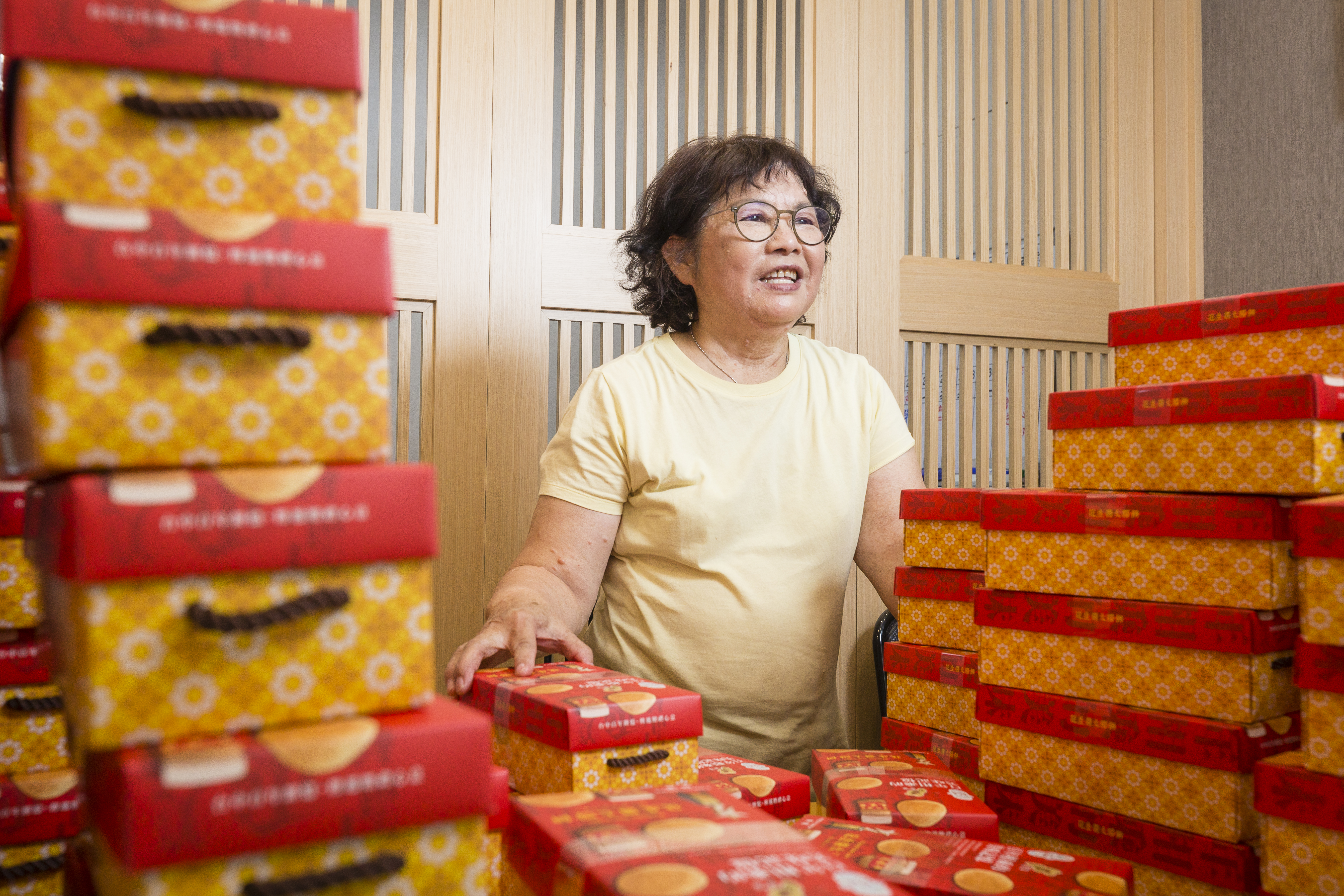 顏新發的靈魂人物是第三代長媳顏盧錦瓶,不僅還清公公欠下的千萬債務也撐起老店。