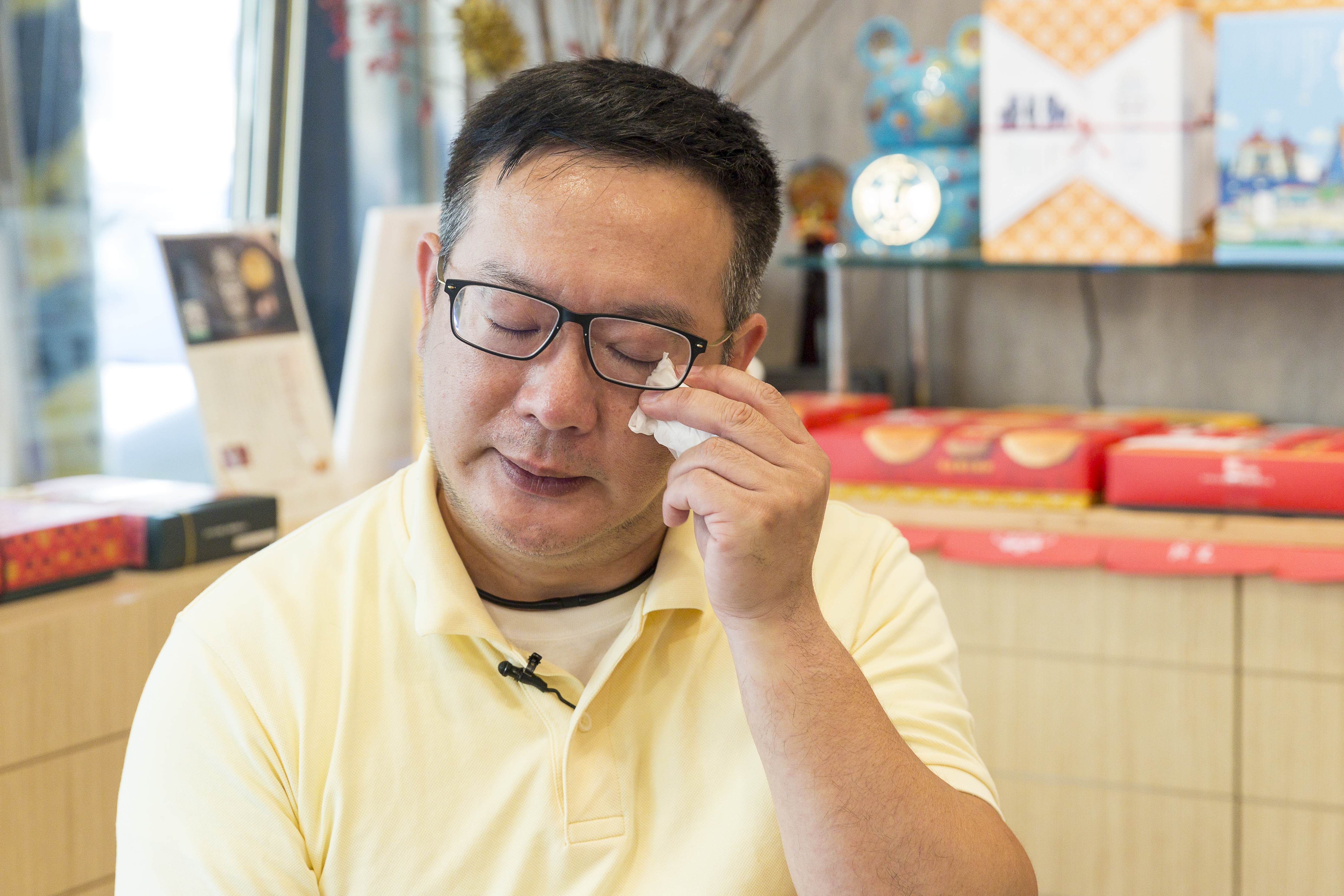 第四代顏榮慶想起3年多前父親過世，和委屈操勞的母親，眼眶噙著不捨。