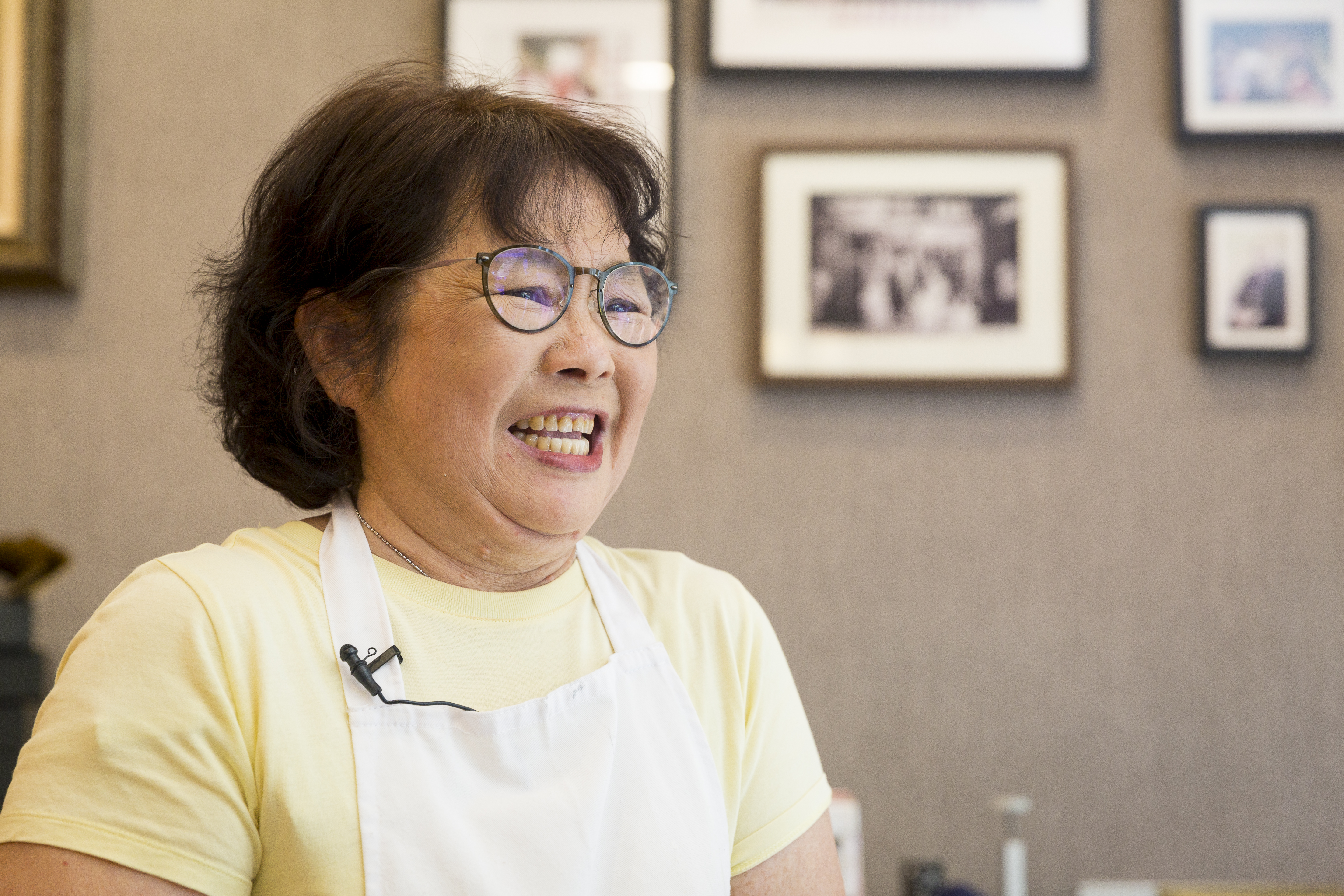 面對困境，第三代顏盧錦瓶總樂觀大笑面對，堅韌不讓人看扁。