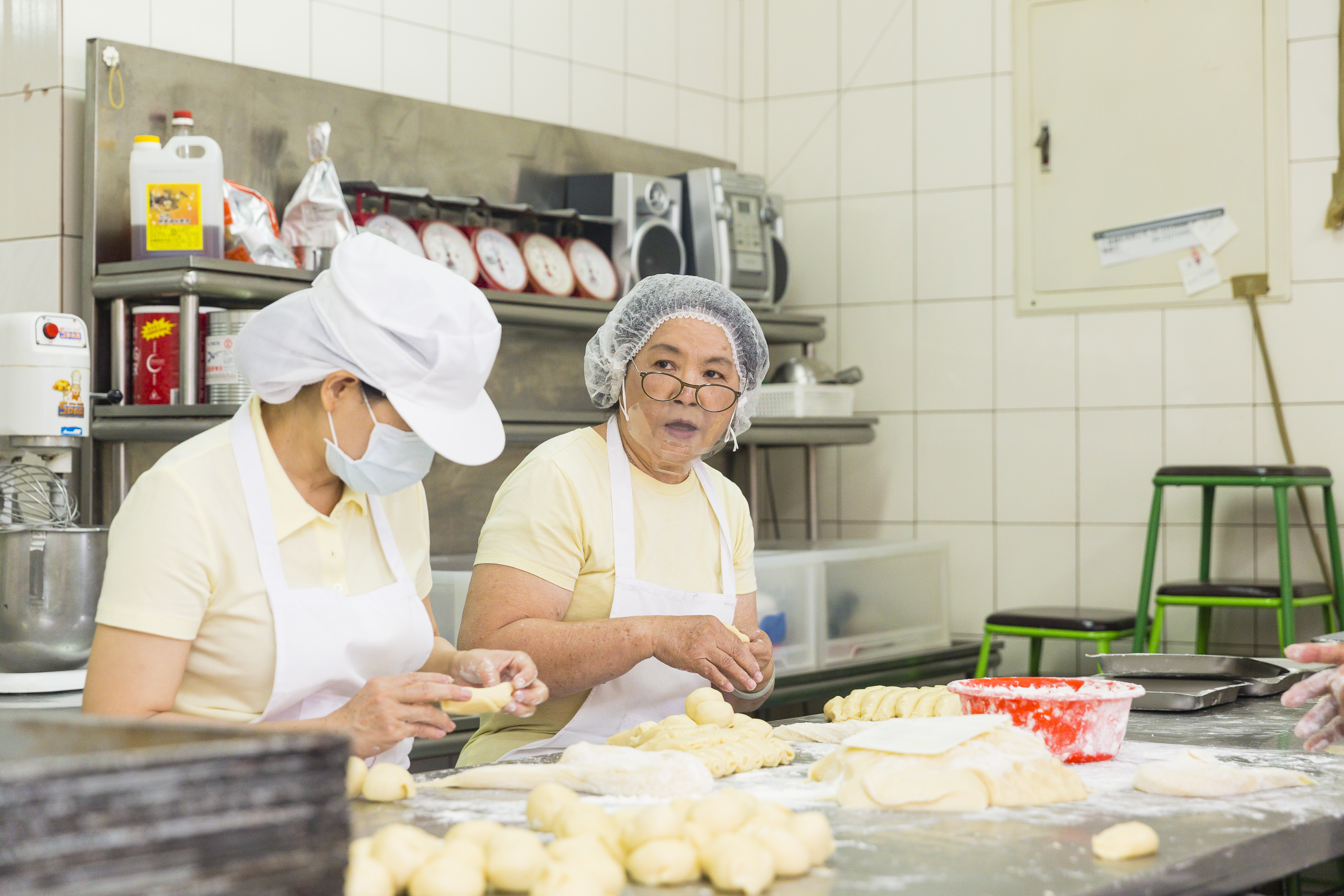 第三代顏盧錦瓶（右1）嫁進餅店就扛起鉅債，拚搏還清債務，退休了也常到店裡幫忙。