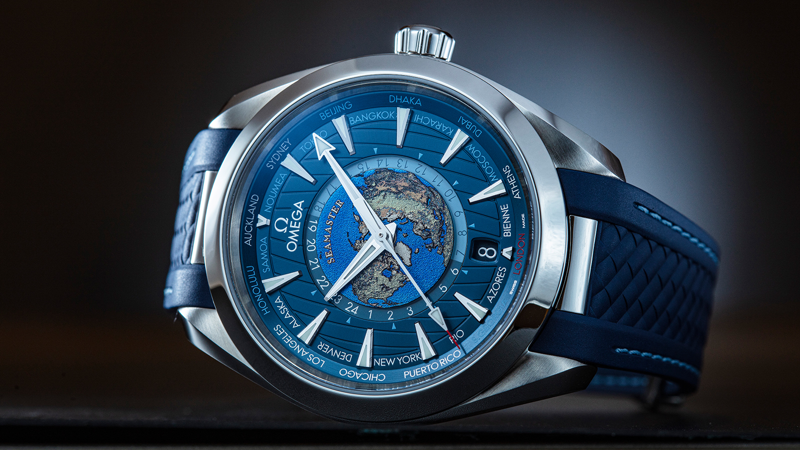 Aqua Terra 150米系列GMT世界時區腕錶 | 錶徑43mm、不鏽鋼材質、時間及日期指示、世界時區功能、8938大師天文台認證自動上鏈機芯、防水150米、建議售價NTD 289,700