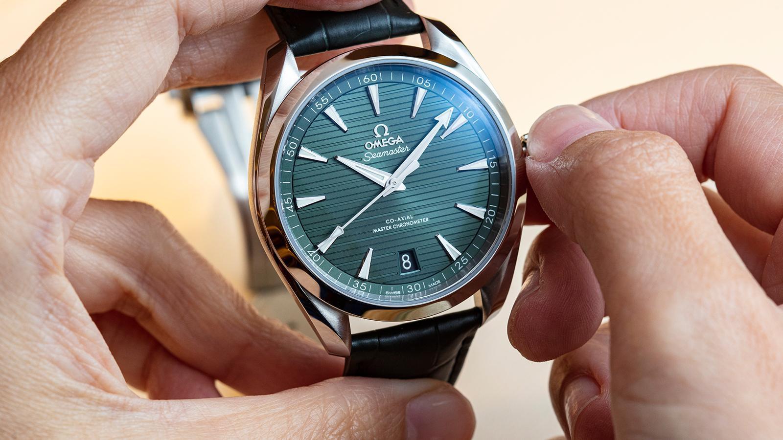 Aqua Terra 150米系列大師天文台腕錶 | 錶徑41mm、不鏽鋼材質、時間及日期指示、8900大師天文台認證自動上鏈機芯、防水150米、建議售價NTD 176,700 (皮帶款)