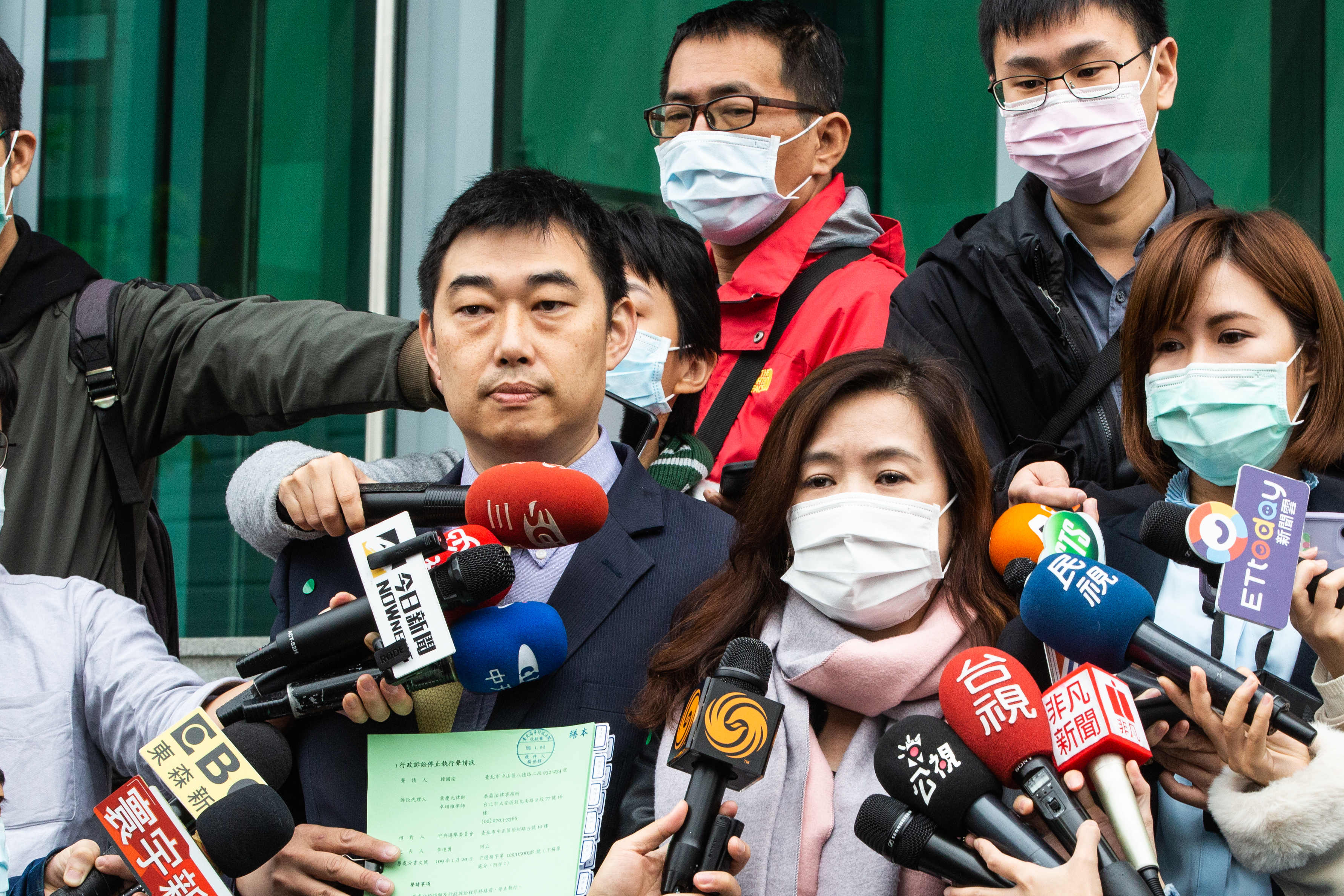 韓國瑜委任王淺秋(右)、律師葉慶元(左)向台北高等行政法院遞狀聲請停止執行。