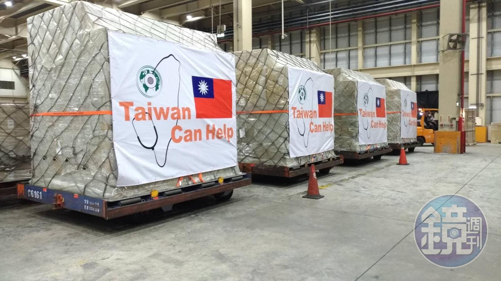 援外口罩於今凌晨被送往桃園國際機場。