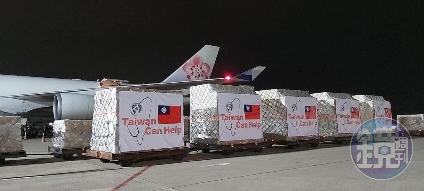 援外口罩於今日凌晨送到桃園國際機場。