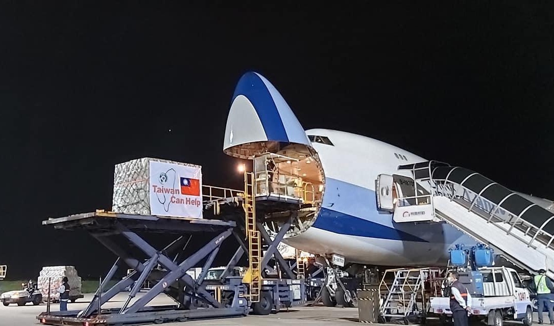 援外口罩於今日凌晨2點許被運上華航CI5555貨機。