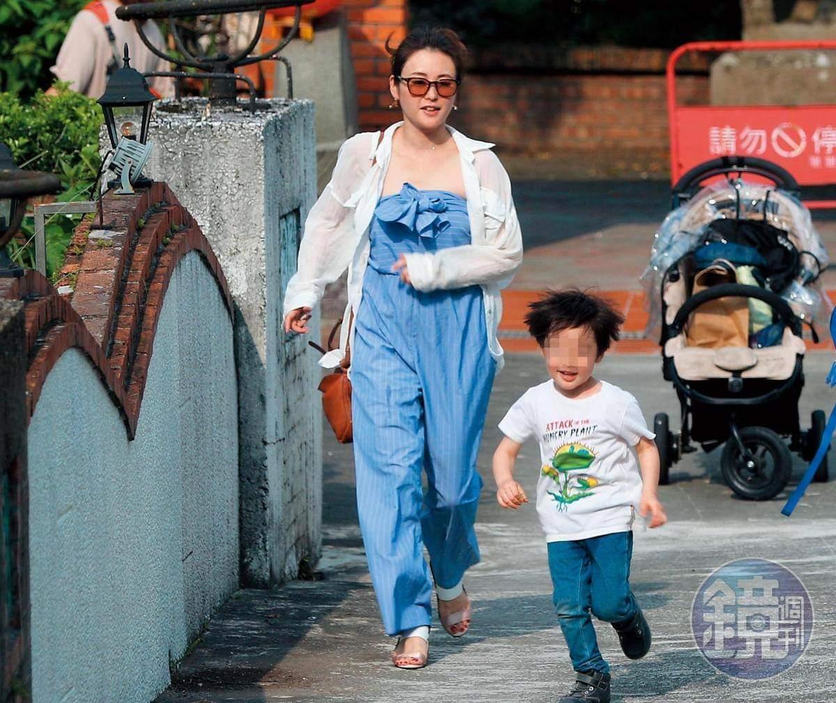 去年8月,本刊直擊佐藤麻衣帶著兒子回台,和王文洋聚會。