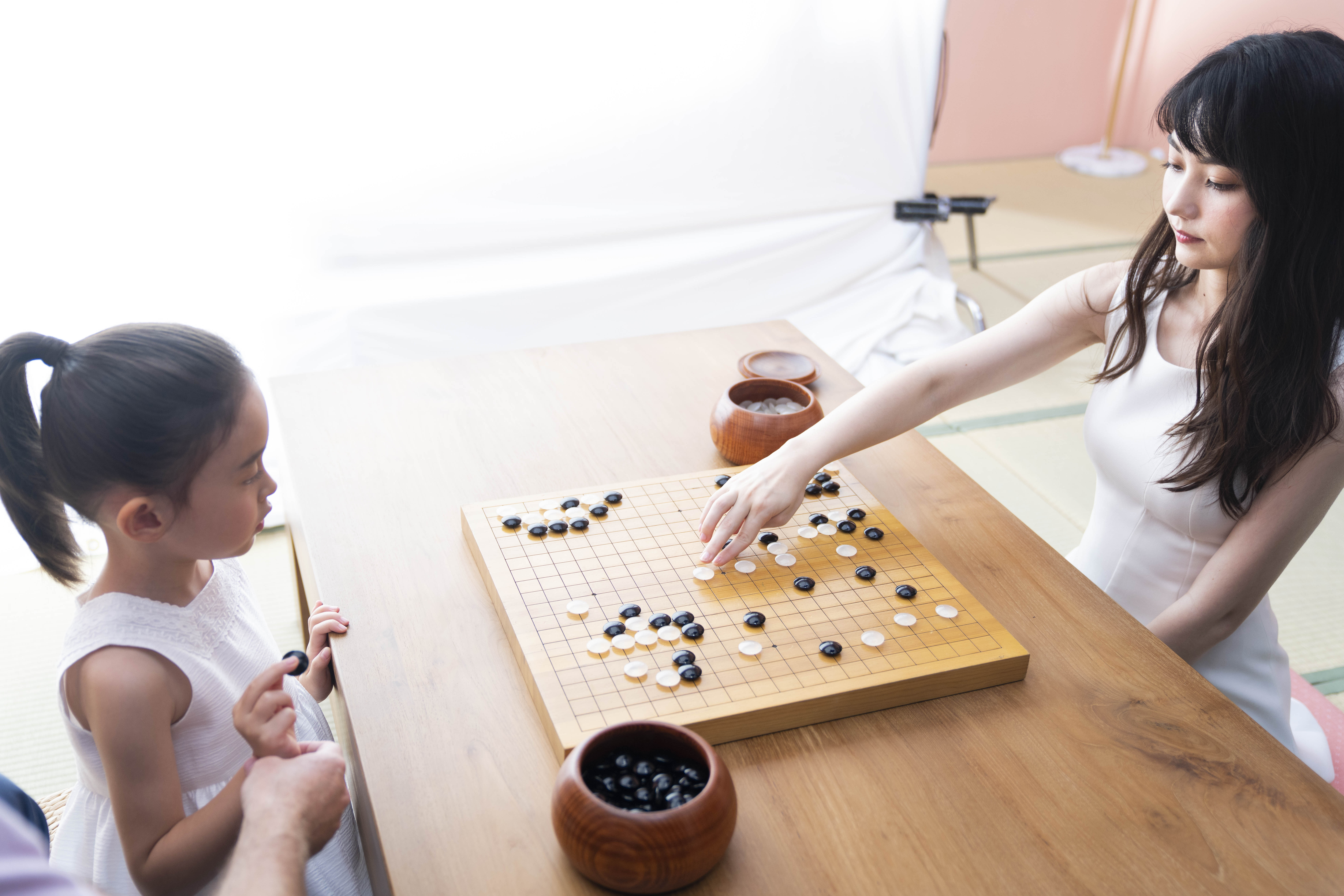 職業圍棋7段的黑嘉嘉，以6位數酬勞代言知名乳酸飲品。（種子音樂提供）