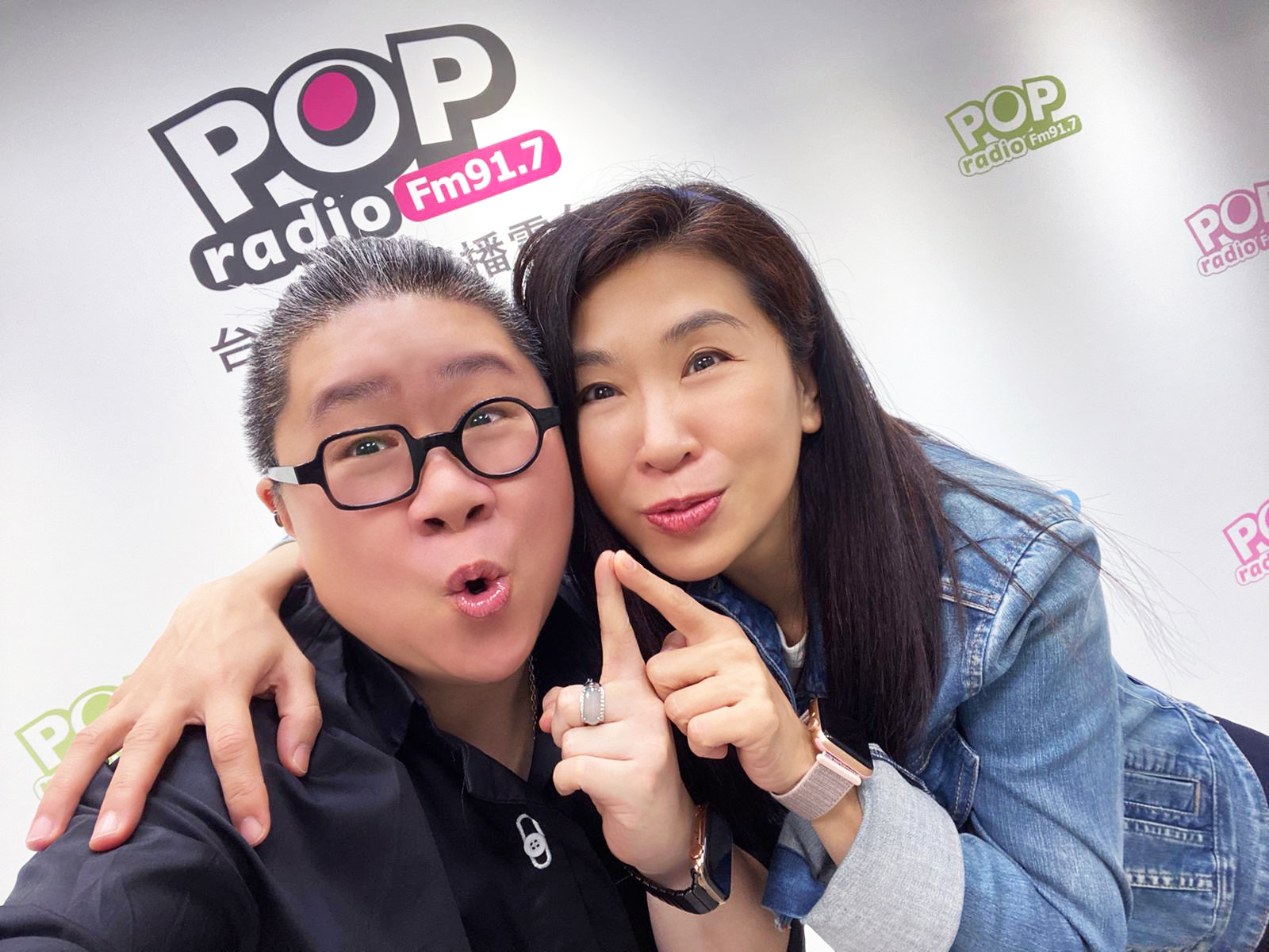 資深音樂人馬毓芬日前上POP Radio《幕前幕後偷偷看》，與主持人toto分享和天王天后交手的過程。（POP Radio提供）