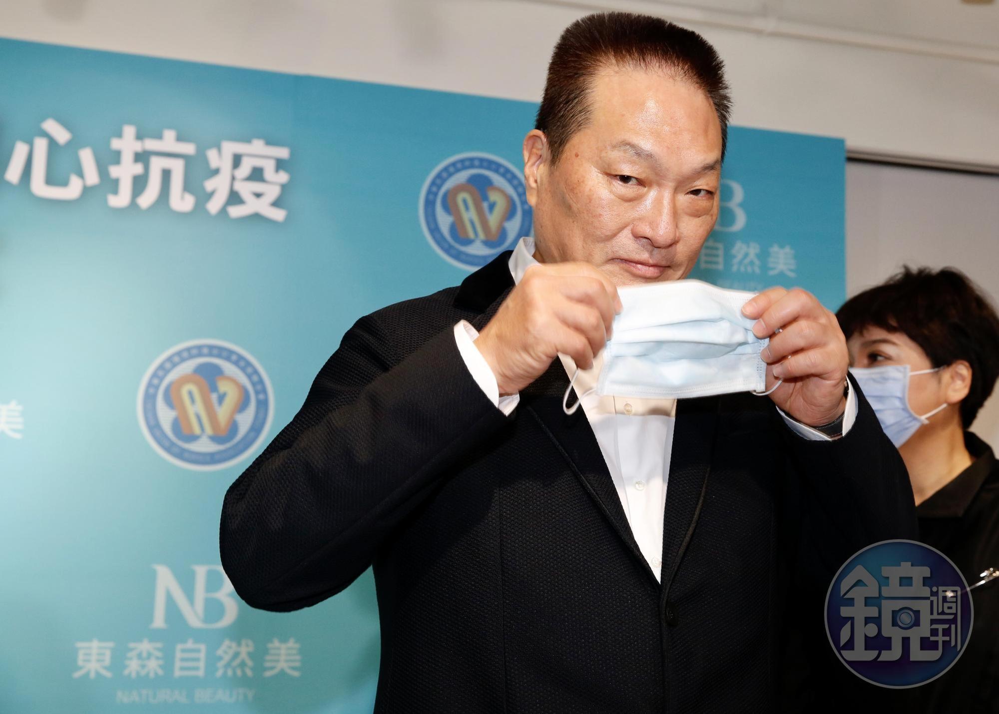 東森集團總裁王令麟代表東森集團提供自家自然美護膚品,為第一線醫護警消人員打氣。