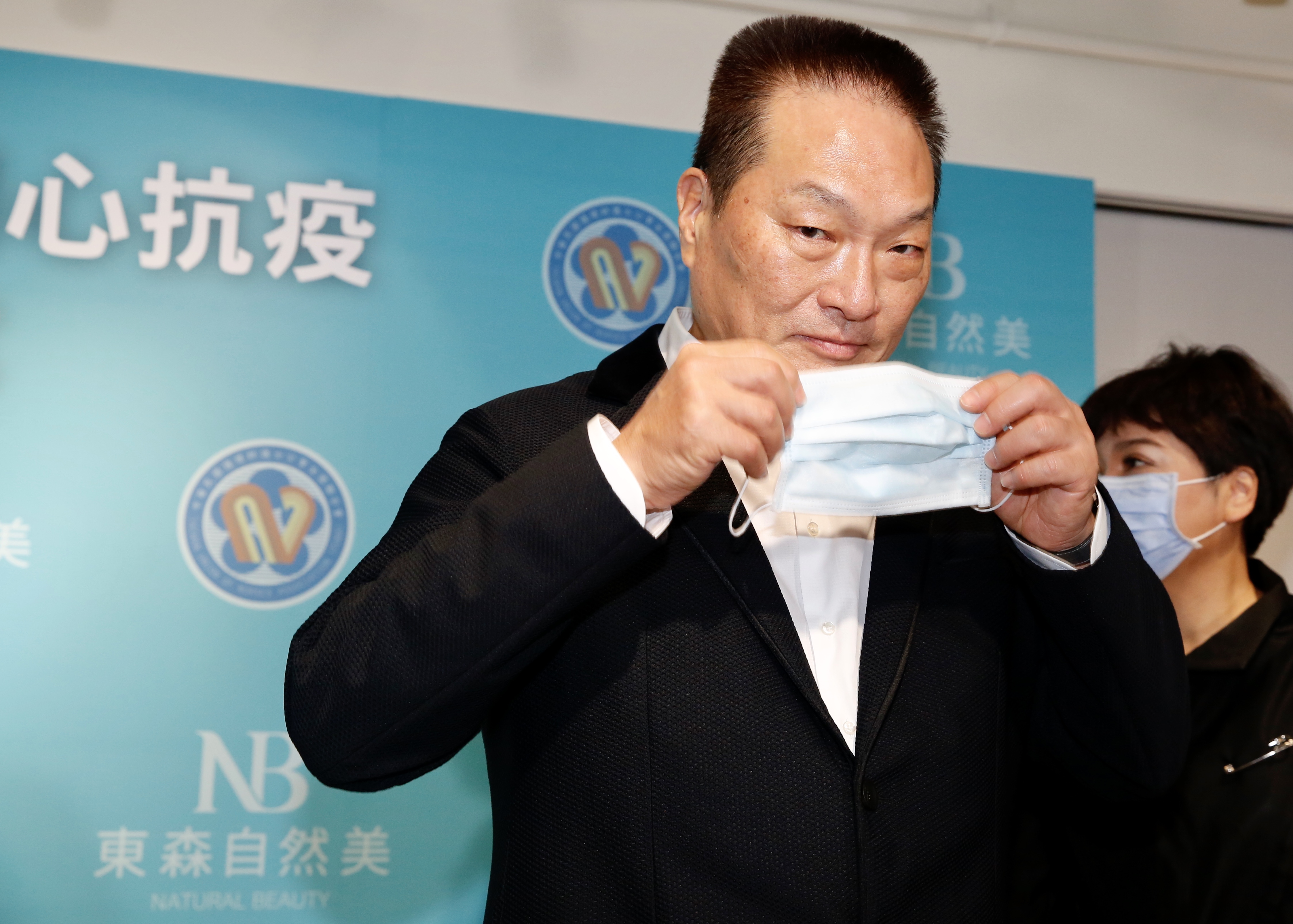 東森集團總裁王令麟代表東森集團提供自家自然美護膚品，為第一線醫護警消人員打氣。