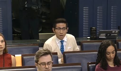 中國上海東方衛視駐白宮記者張經義提問，自介時回答來自台灣，引發議論。（翻攝自網路／翻攝自白宮直播）