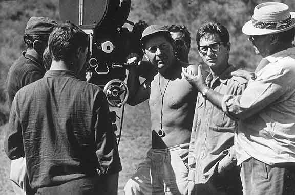 義大利電影大師羅塞里尼（右1）與兒子倫佐（右2）於1964年在拍片現場。（翻攝自維基百科）