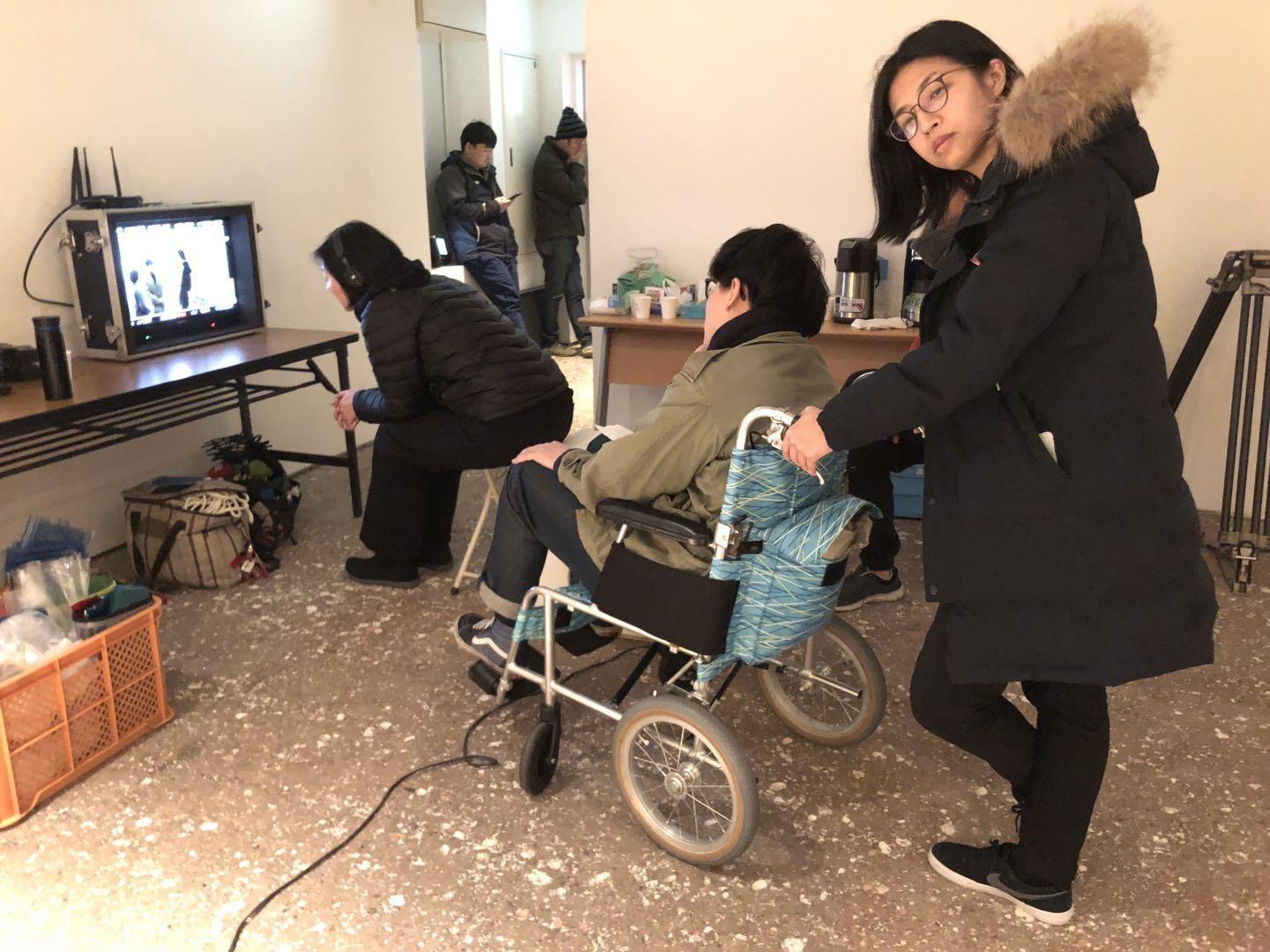 齊溪負傷演戲之時，輪椅就成為導演宋方（左）和攝影呂松野（中）的思考區，製片王思靜（右）偶爾搞笑推輪椅緩和氣氛。（王思靜提供）