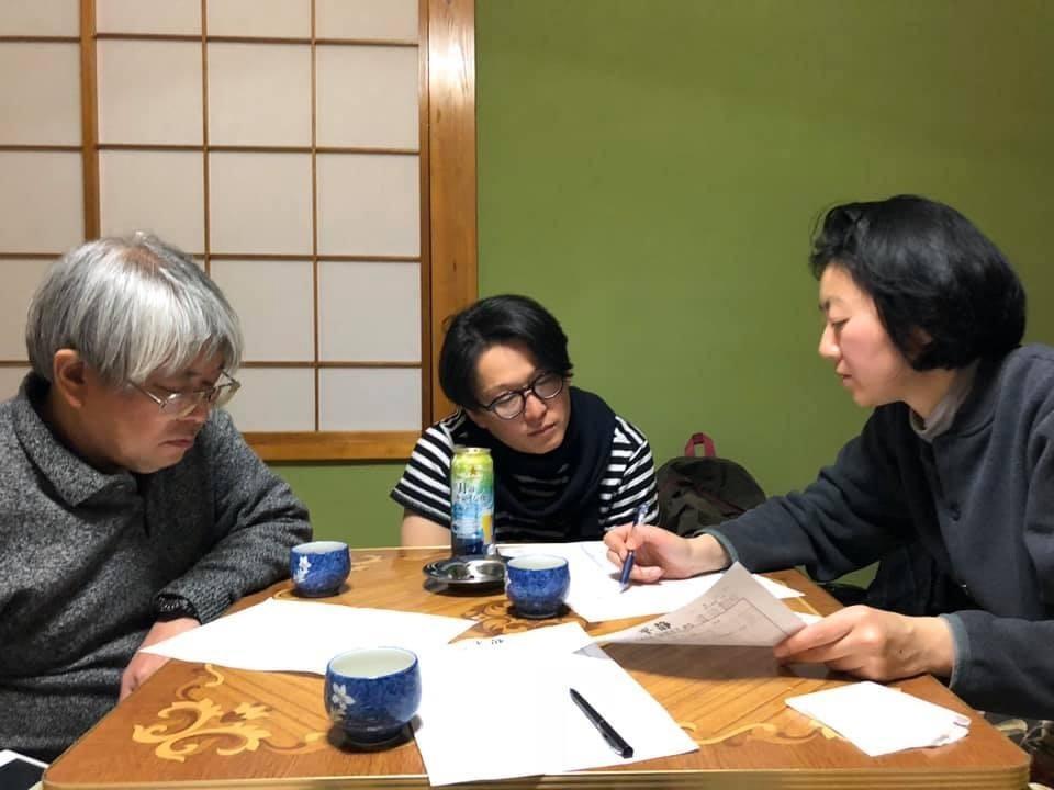 《平靜》在日本拍攝時，日本製片市山尚三（左起）、攝影呂松野、導演宋方，每天熬夜修改劇本。（王思靜提供）