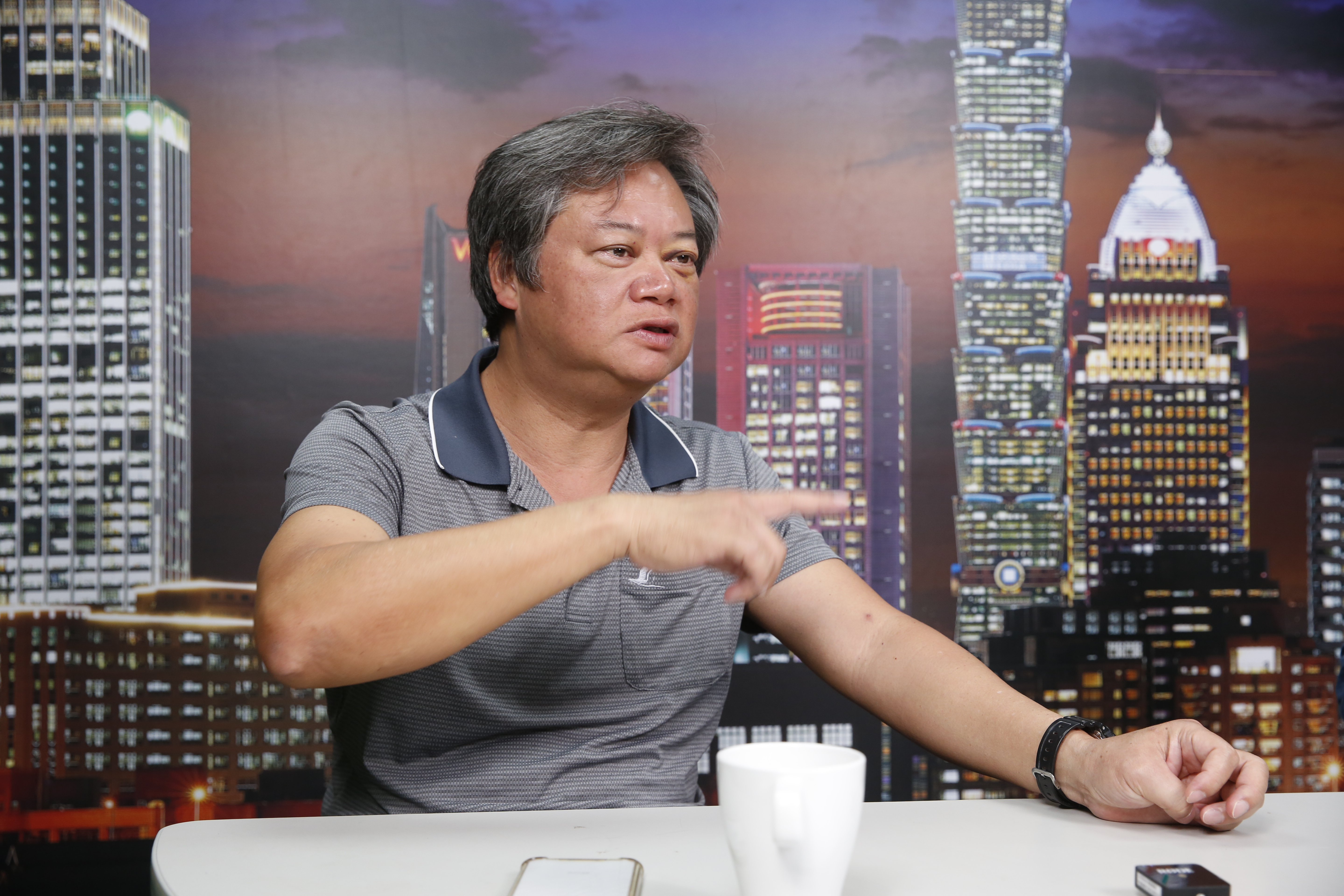 存股達人陳重銘強調，金融族群雖已下修股價，但疫情會如何演變目前仍難判斷，投資人心態上千萬不要躁進。