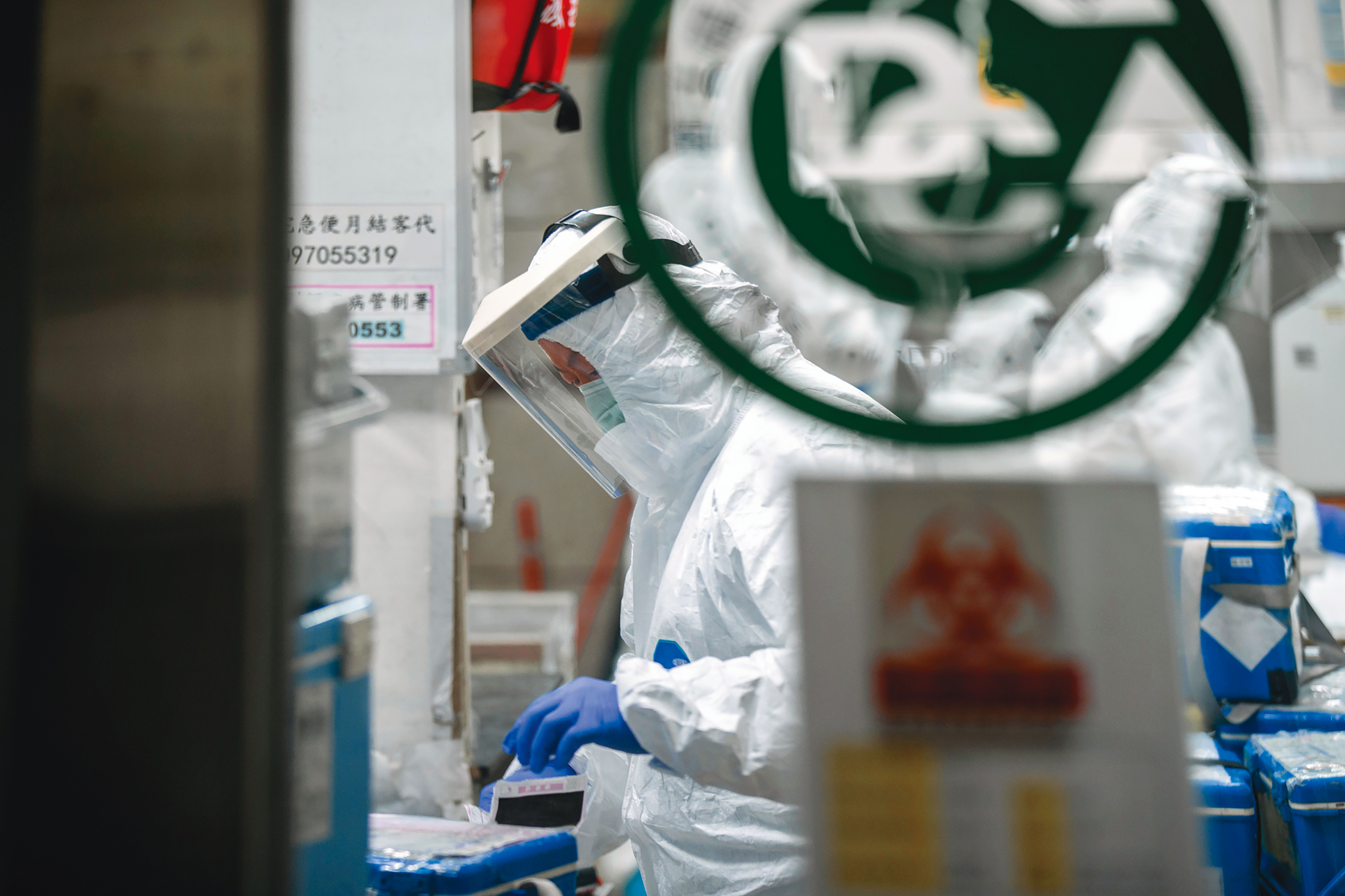 疾管署「檢驗及疫苗研製中心」工作人員正核對疑似「武漢肺炎」檢體。（總統府提供）