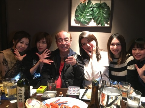 志村健喜歡和一群人熱鬧喝酒聚會，每週酒錢可以花掉上百萬元日幣。（翻攝自志村健Ameba網站）