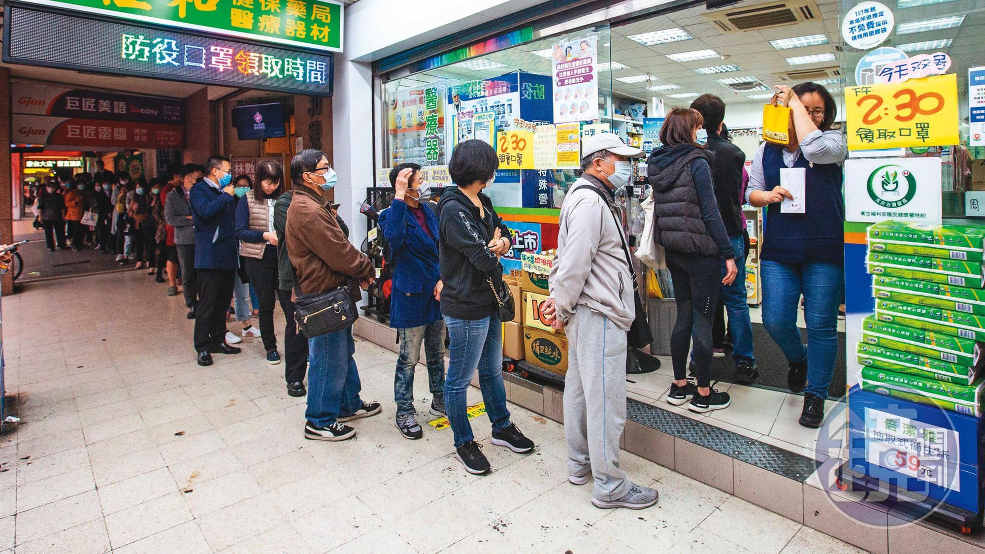 社區感染的可能性日漸升高，民眾對口罩的需求也愈發迫切。