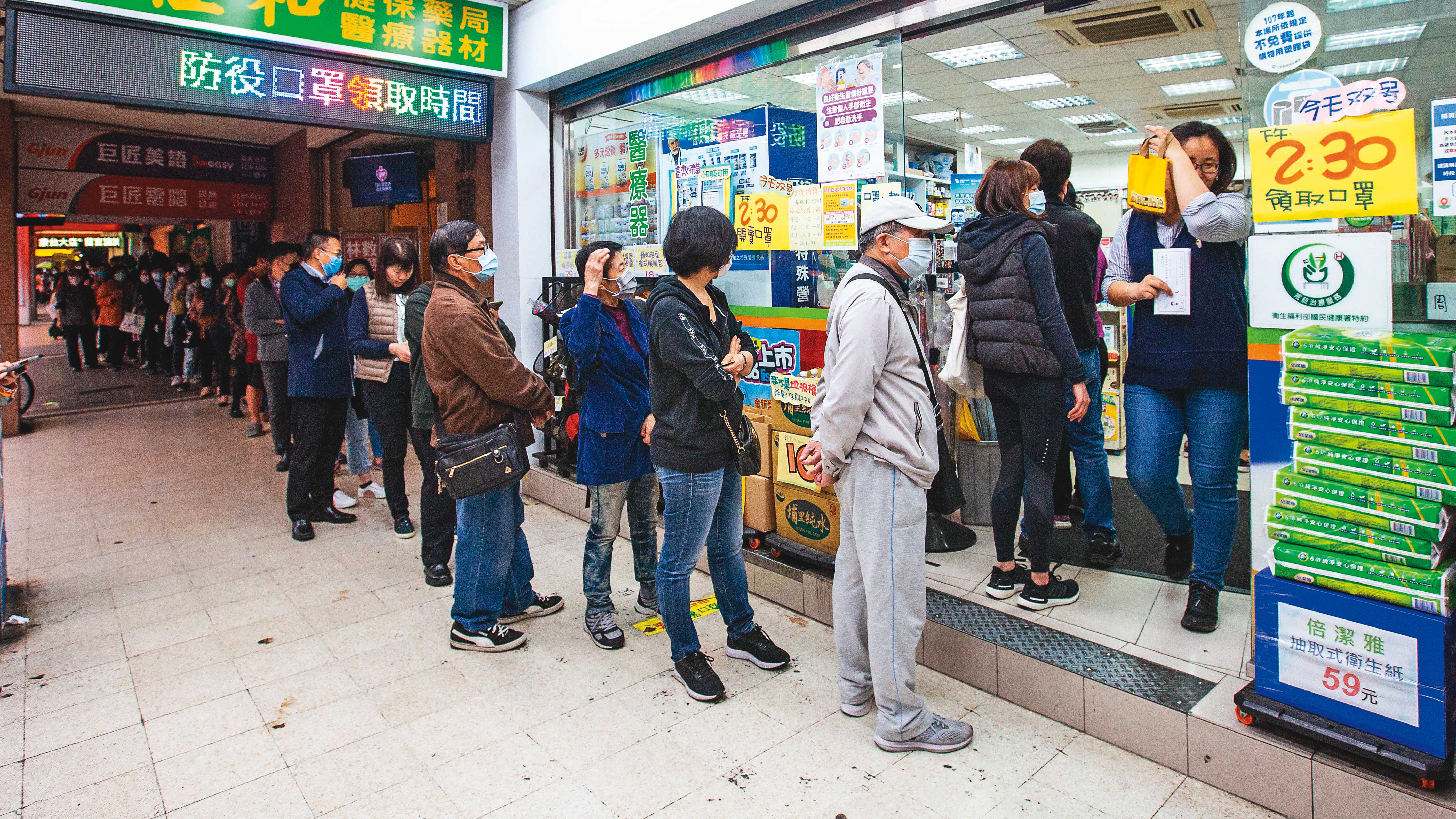 社區感染的可能性日漸升高，民眾對口罩的需求也愈發迫切。
