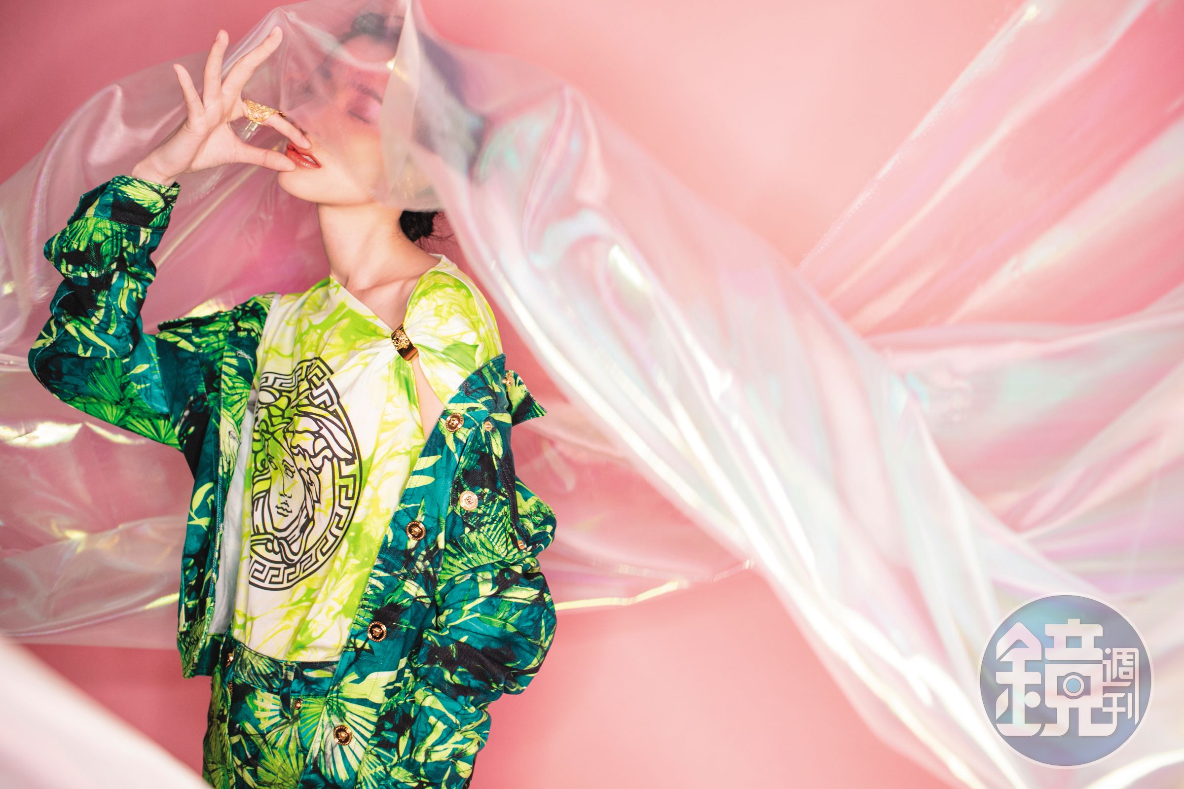 紮染印花梅杜莎圖騰T恤 NT$28,000 by VERSACE、叢林印花牛仔外套 NT$62,500 by VERSACE、叢林印花牛仔短裙 NT$20,000 by VERSACE、Tribales金色薊花與紫色玫瑰石珍珠單邊耳飾 NT$16,000 by Dior、Jardin金色戒指 NT$17,000 by Dior。