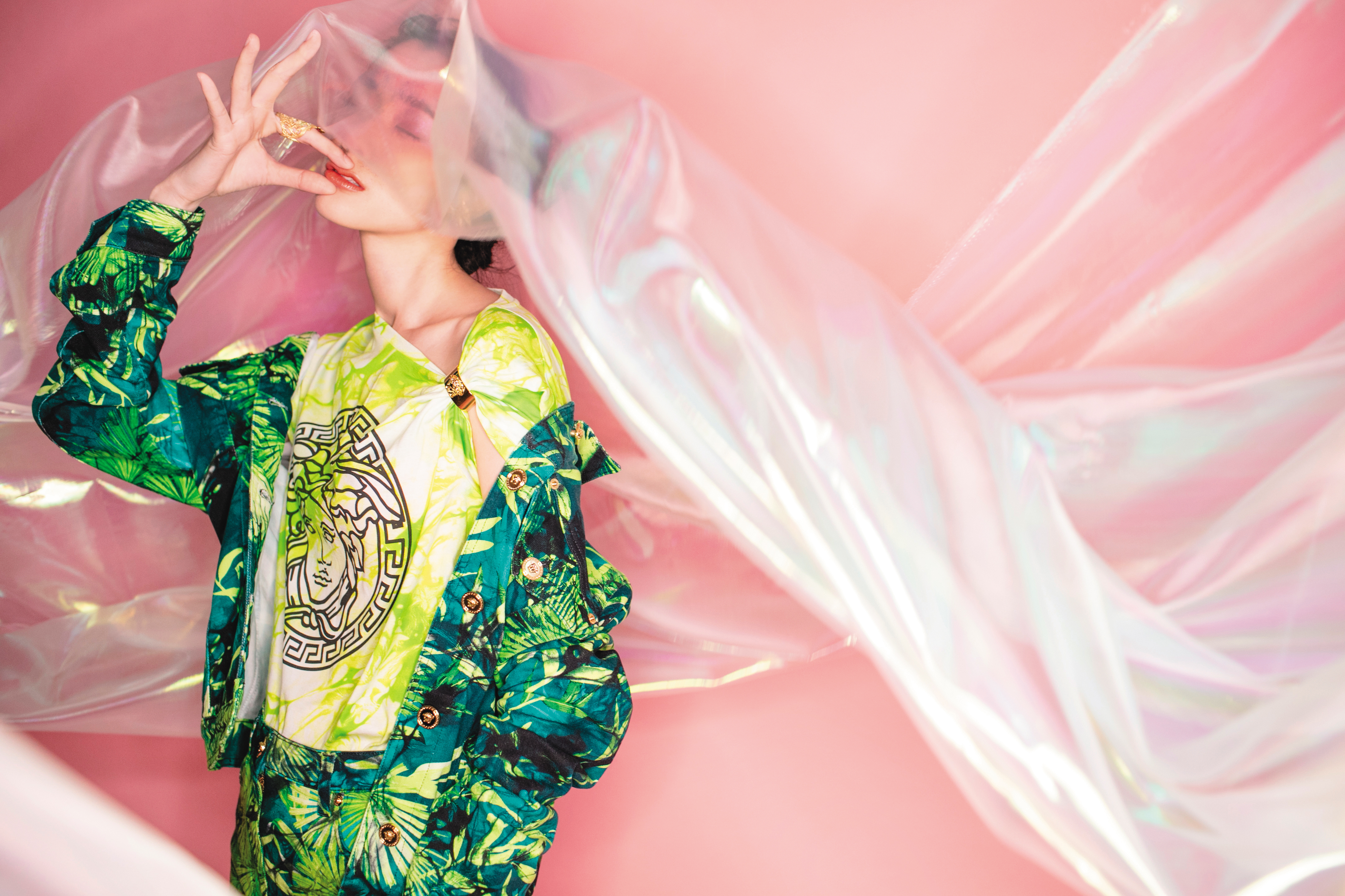 紮染印花梅杜莎圖騰T恤 NT$28,000 by VERSACE、叢林印花牛仔外套 NT$62,500 by VERSACE、叢林印花牛仔短裙 NT$20,000 by VERSACE、Tribales金色薊花與紫色玫瑰石珍珠單邊耳飾 NT$16,000 by Dior、Jardin金色戒指 NT$17,000 by Dior。