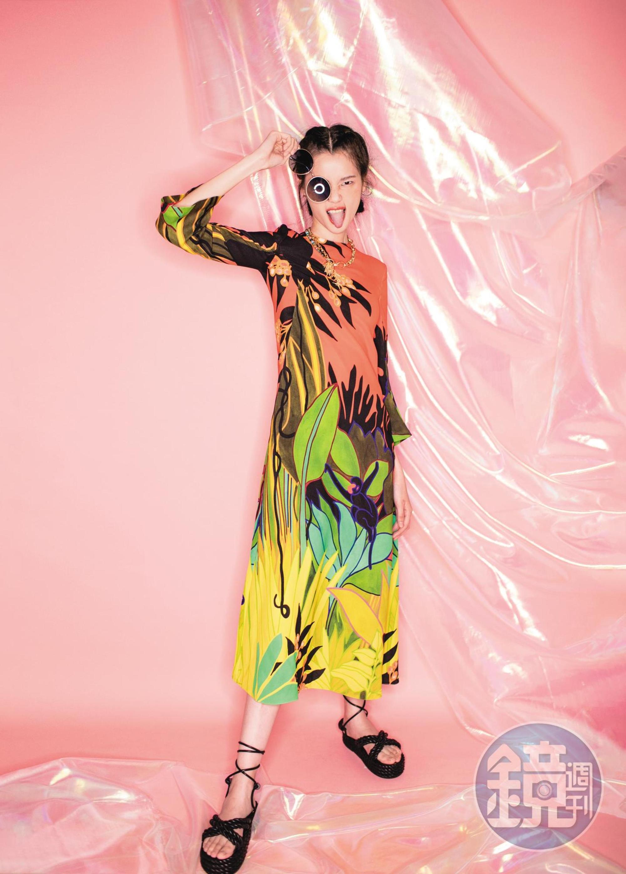 印花洋裝 NT$146,000 by VALENTINO、The Rope厚底涼鞋 NT$43,600 by VALENTINO Garavani、DiorSociety2F藍灰漸層寬版圓形墨鏡 NT$17,200 by Dior、Jardin金飾與多彩珍珠項鍊 NT$87,000 by Dior。