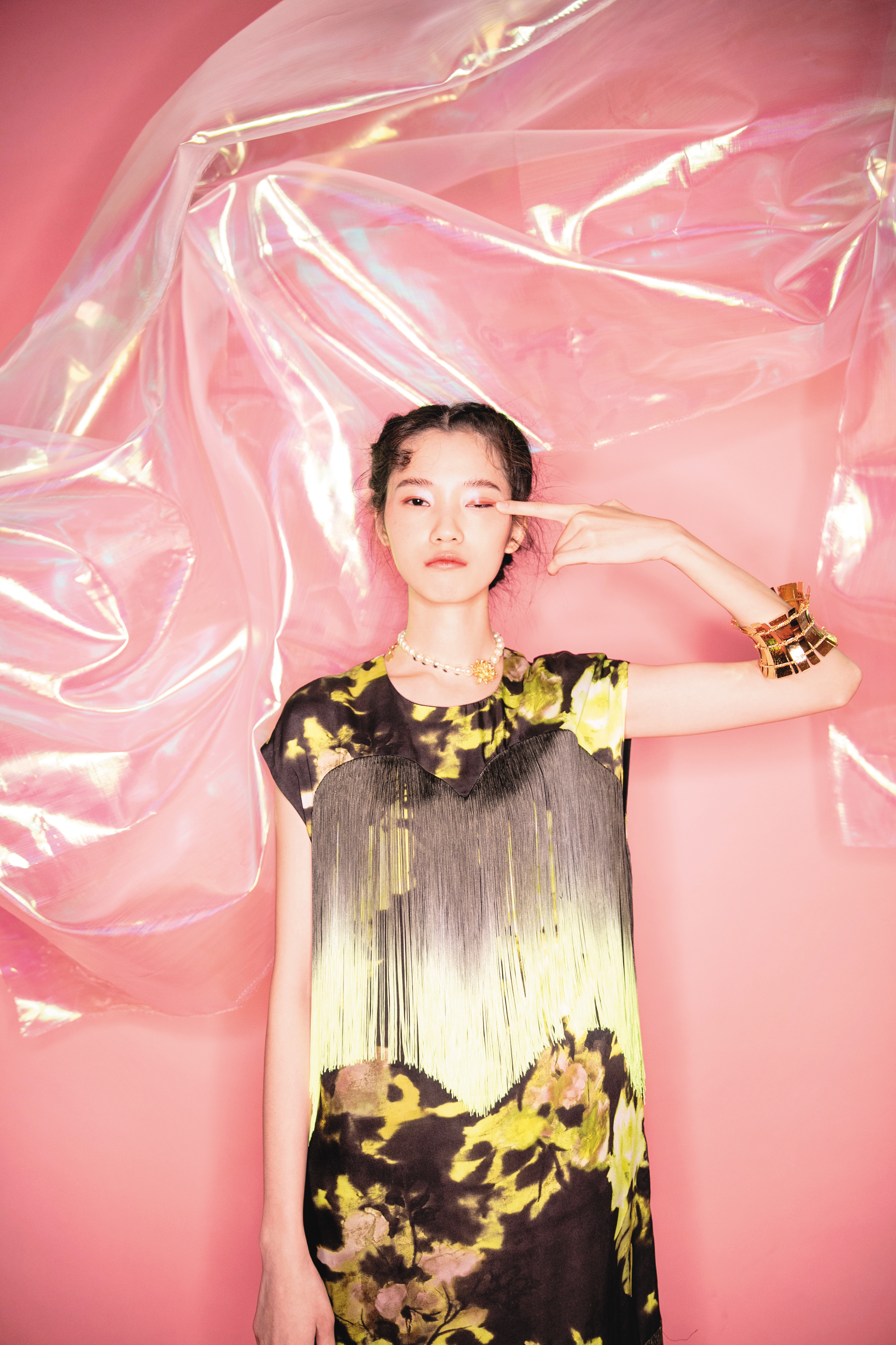 渲染花卉流蘇洋裝 NT$36,800 by MSGM、金屬手環 價格店洽 by VALENTINO Garavani、Jardin金飾珍珠及黑色水晶項鍊 NT$37,000 by Dior。