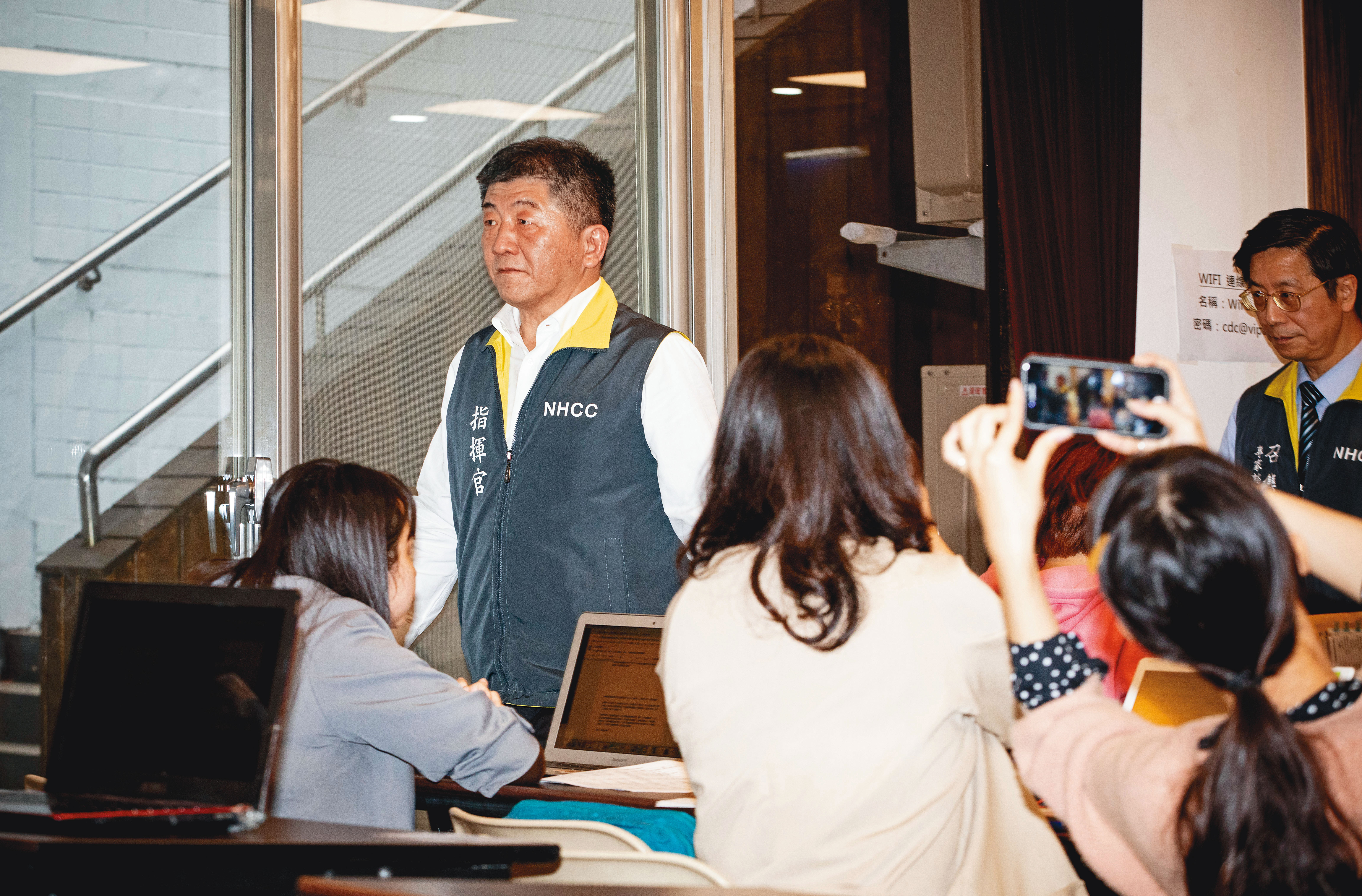 衛福部長陳時中出席中央流行疫情指揮中心記者會的情形。