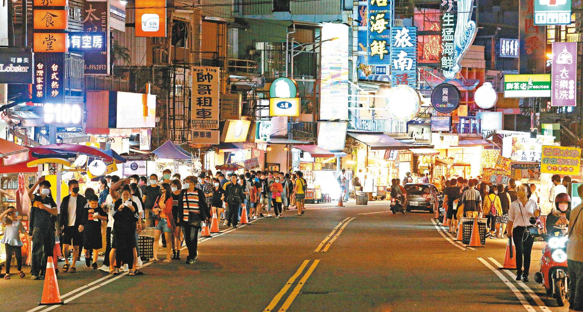 清明連假期間，台灣不少民眾無懼疫情出門遊玩，景點擠滿觀光客。圖為墾丁大街上的人潮。（聯合知識庫）