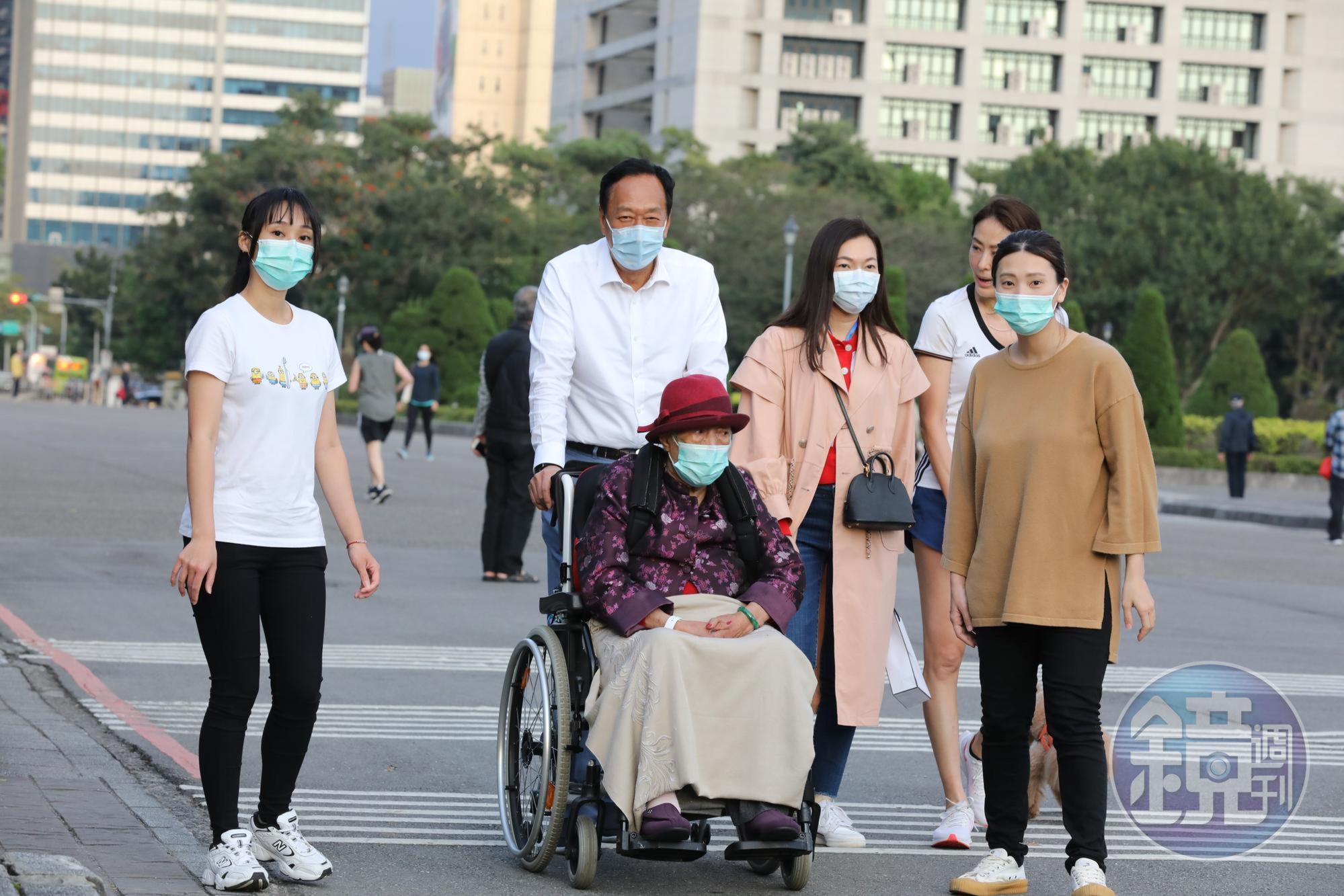 鴻海創辦人郭台銘帶母親與老婆到國父紀念館散步。