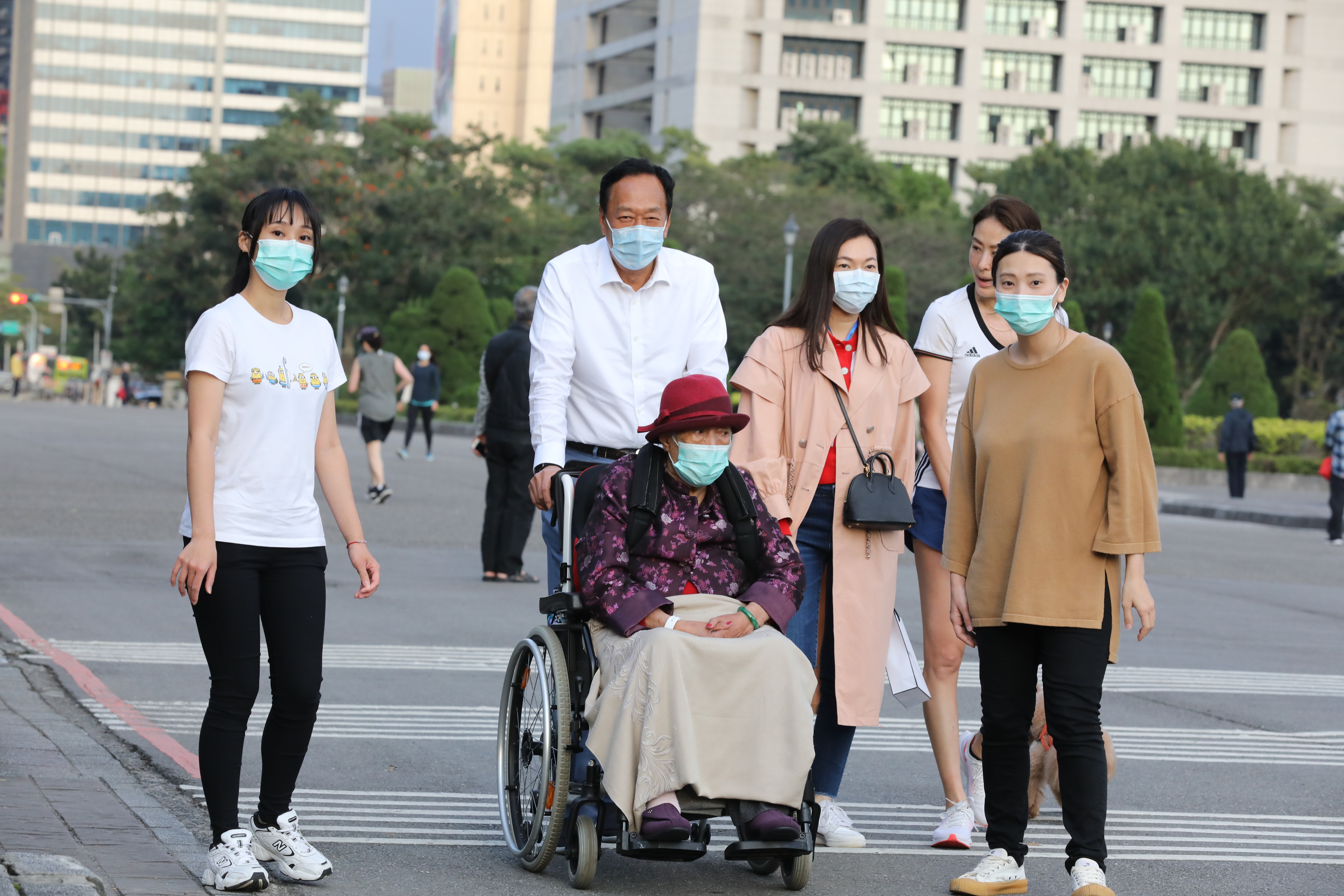 鴻海創辦人郭台銘帶母親與老婆到國父紀念館散步。