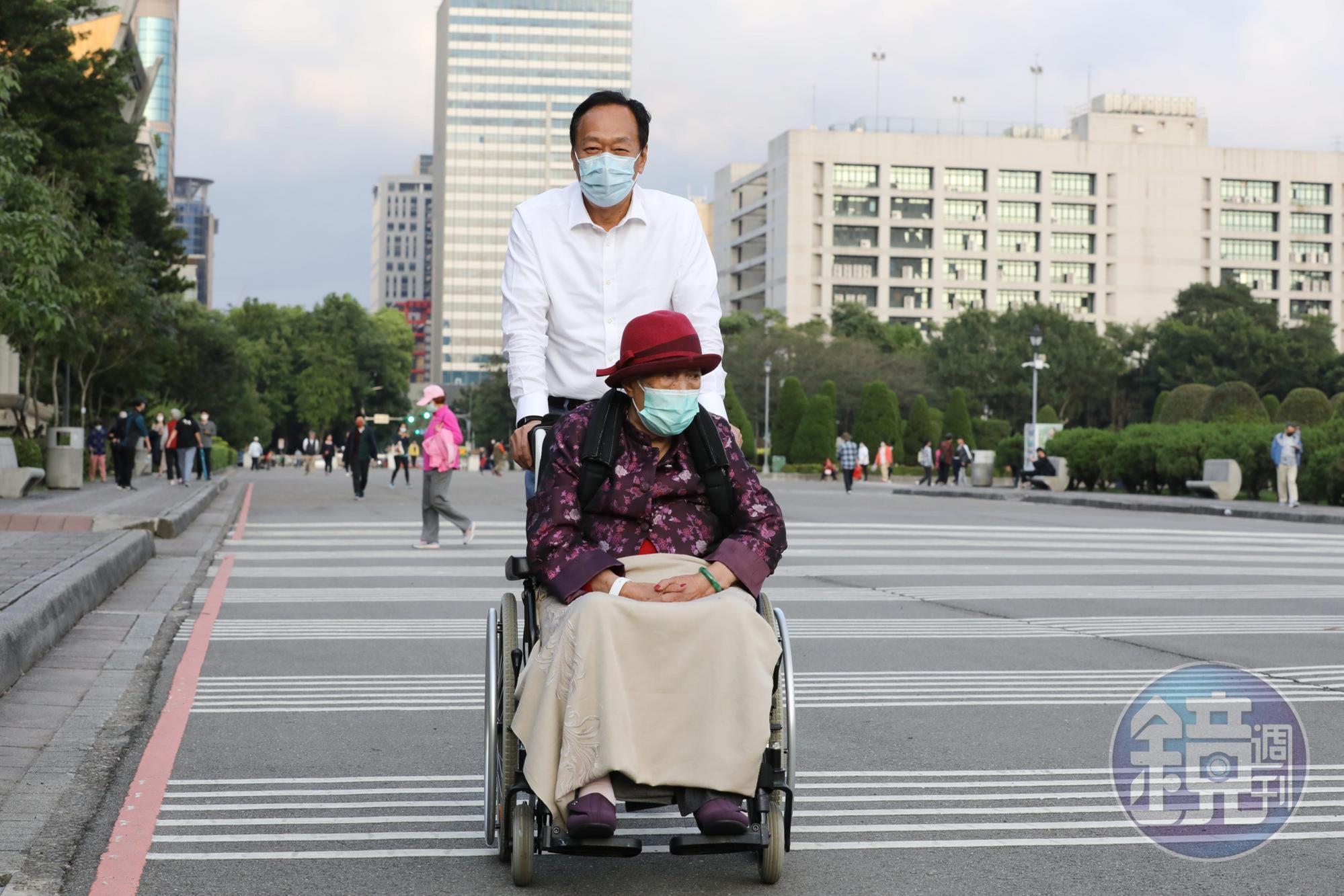 鴻海創辦人郭台銘帶母親外出散步。