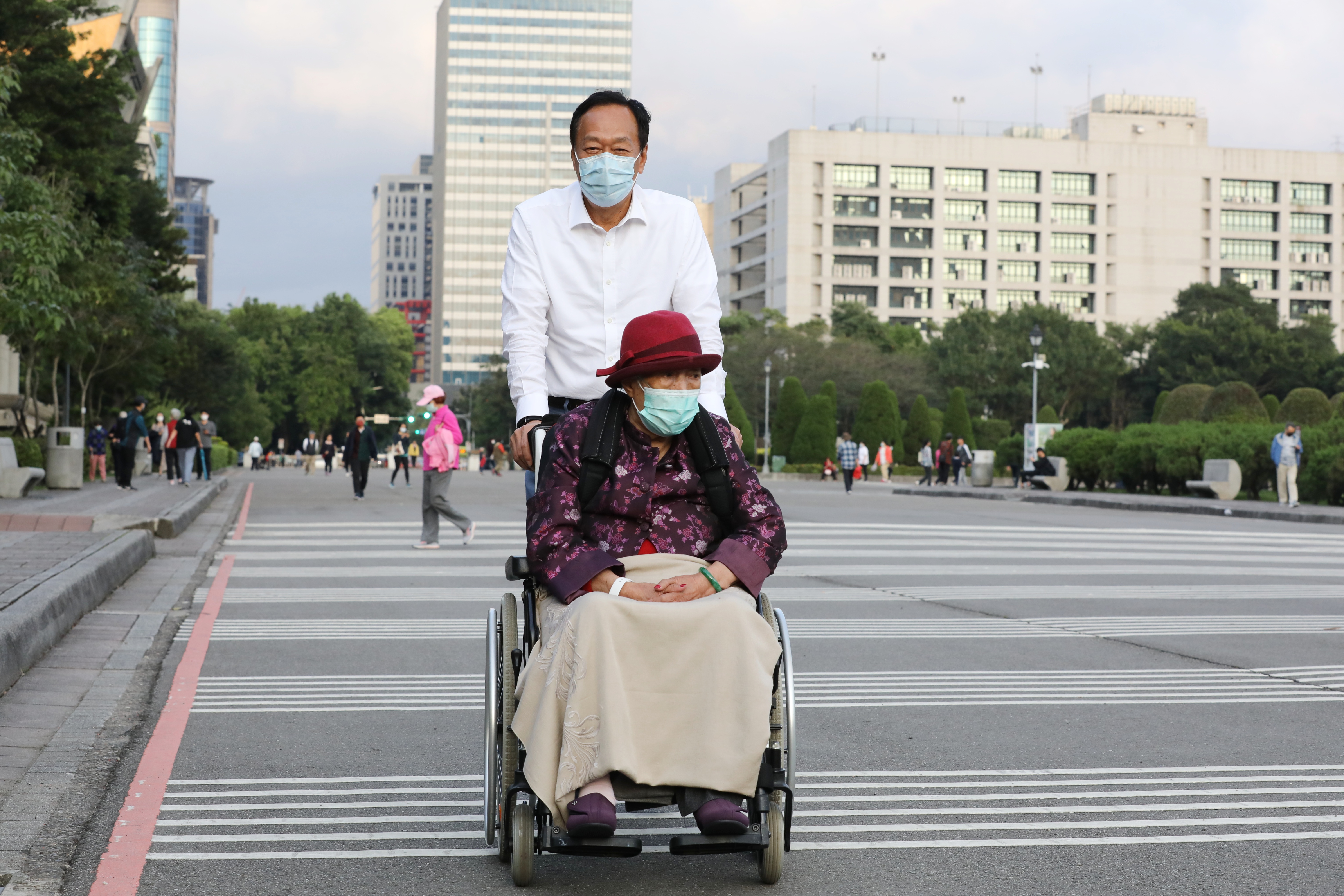 鴻海創辦人郭台銘帶母親外出散步。