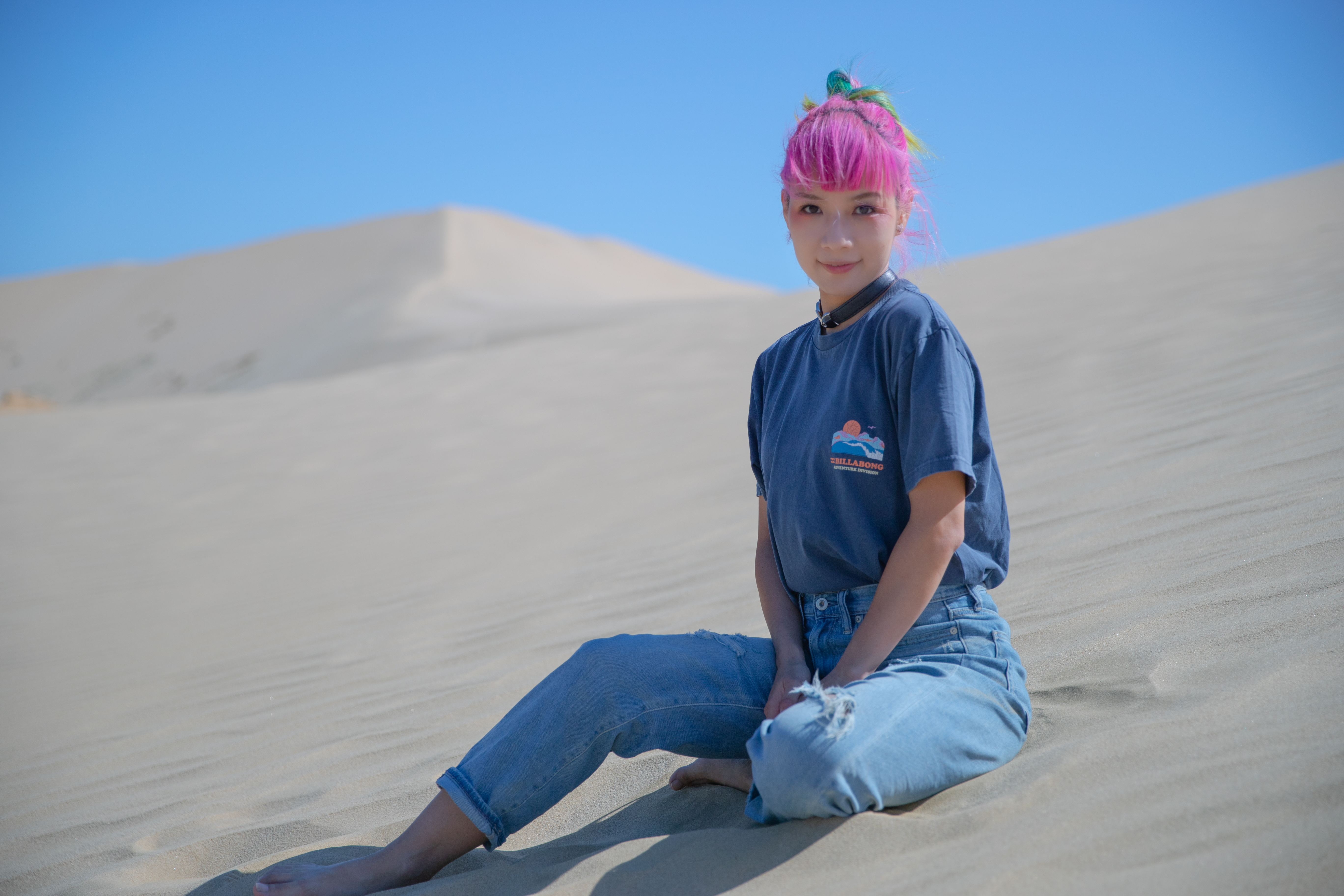 原子邦妮到荒蕪人煙沙漠取景，坦言害怕「蜥蜴人」出現。（滾石唱片提供）