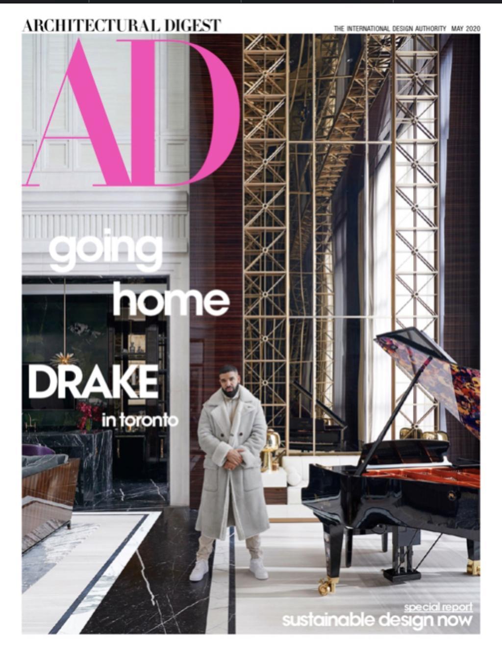 德瑞克登上《Architectural Digest》雜誌，身上穿的是Tom Ford大衣，旁邊鋼琴蓋的圖案是日本藝術家村上隆的作品。（翻攝自Architectural Digest官方推特）