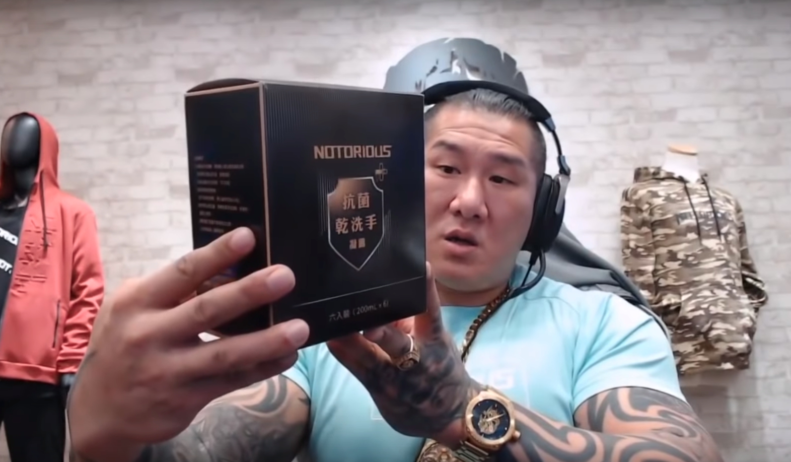 館長推出「抗菌乾洗手凝露」卻被人檢舉，標榜可有效對抗新冠病毒等。（翻攝自館長YouTube頻道）