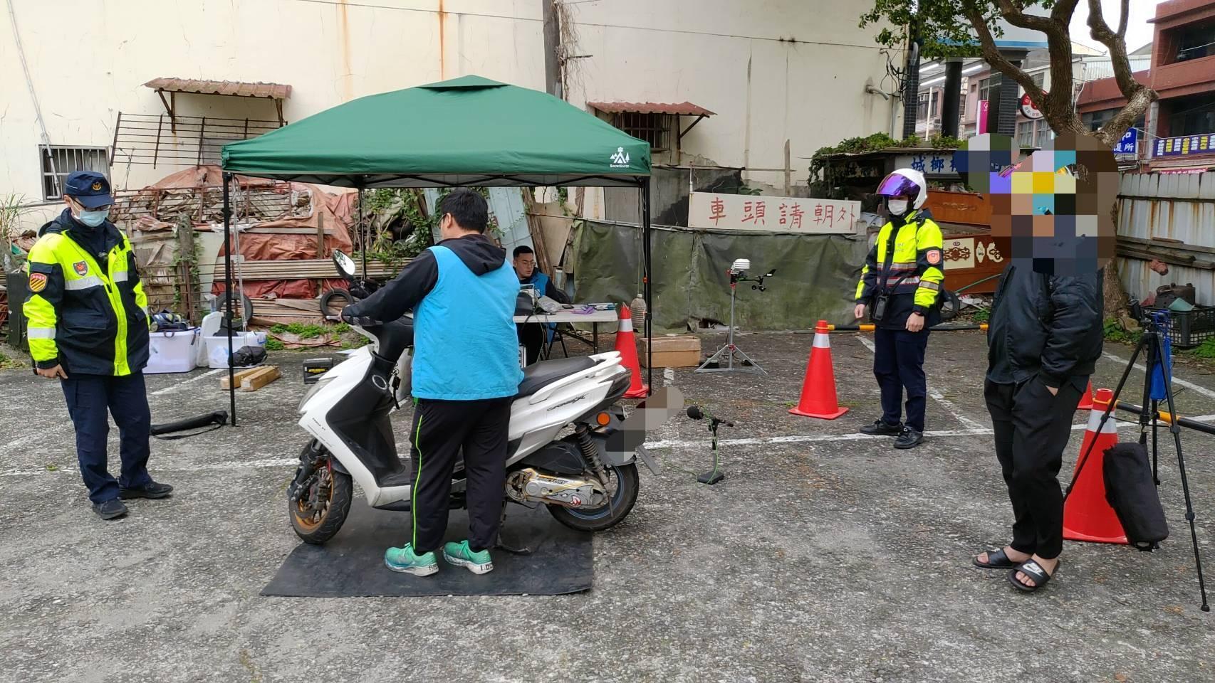 轄區八德分局員警會合環保局人員，取締違規改裝車。（翻攝畫面）