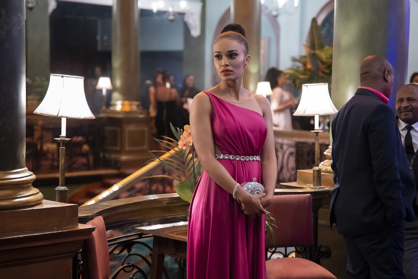 身為南非的情報員昆恩索諾能解決大案子,卻有自己的困擾無法擺平。(Netflix提供)