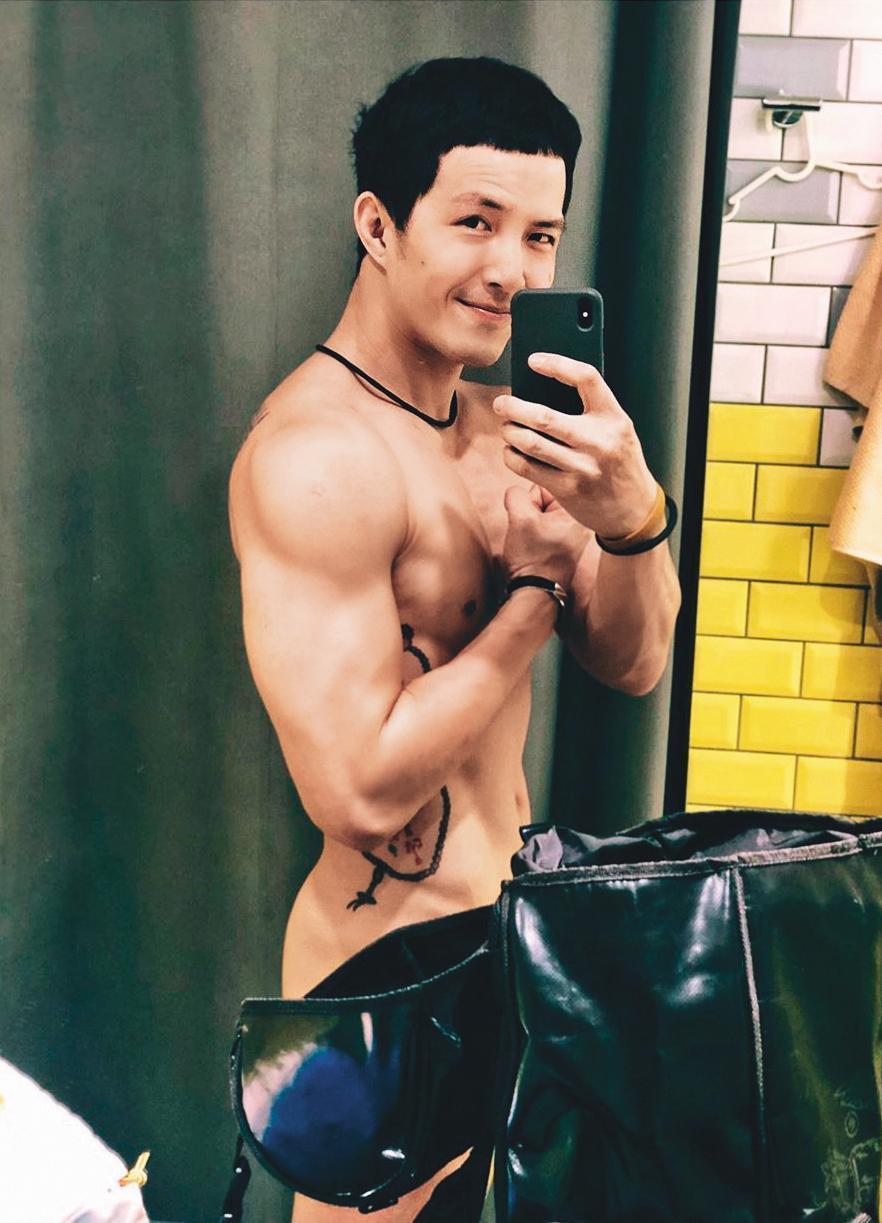 外表看似斯文的邱紹原，擁有一身壯碩肌肉，他也不吝嗇在網路上分享性感照。（翻攝自邱紹原IG）