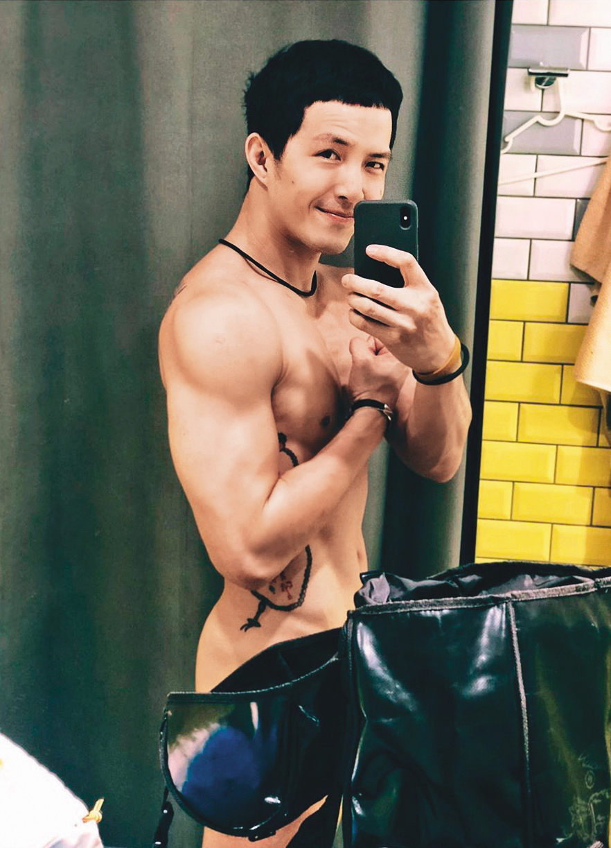 外表看似斯文的邱紹原，擁有一身壯碩肌肉，他也不吝嗇在網路上分享性感照。（翻攝自邱紹原IG）