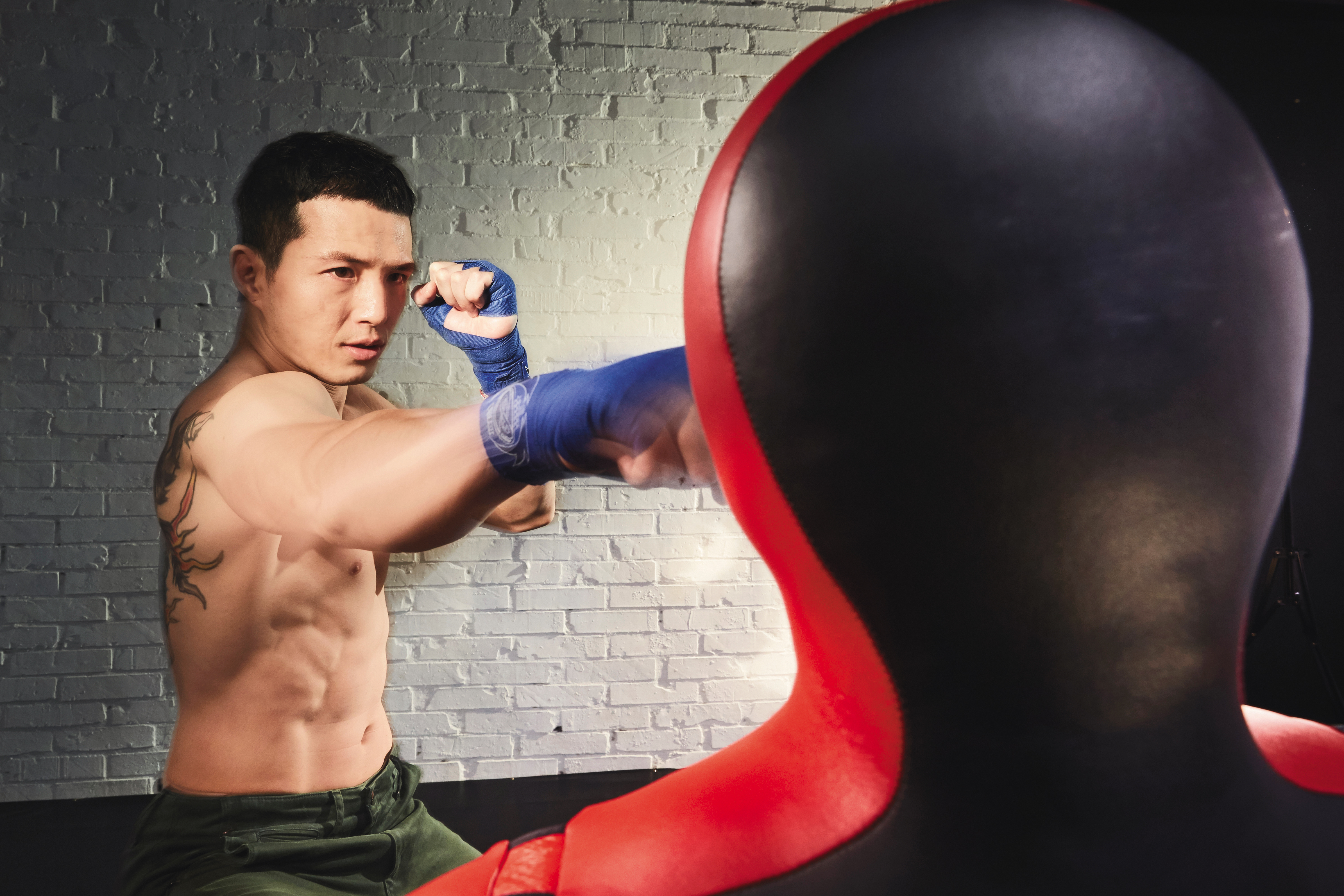 擔任拳擊教練的邱紹原，因追隨偶像李小龍而踏入演藝圈。