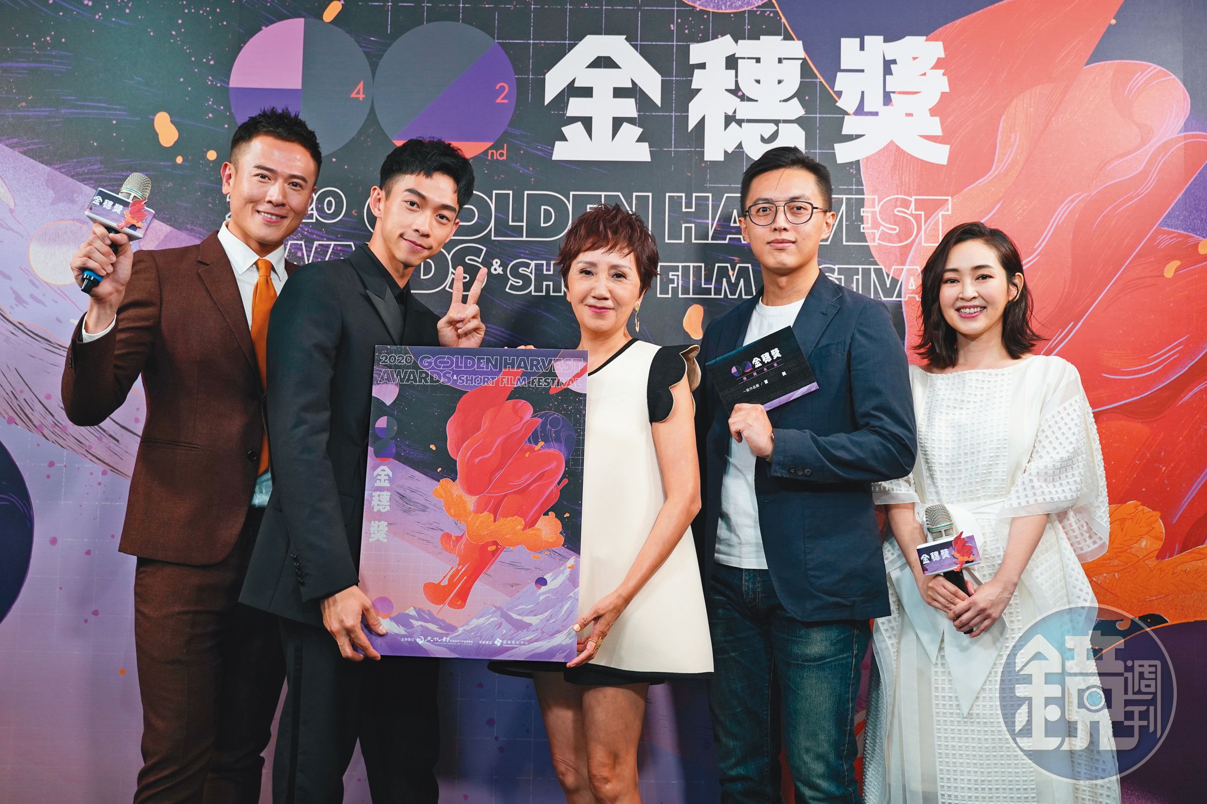 今年金穗獎線上直播由楊達敬（左一）和蔡燦得（右一）四度主持，活動大使王可元（左二）、陸弈靜（中）和評審團主席林君陽也出席。（國家電影中心提供）