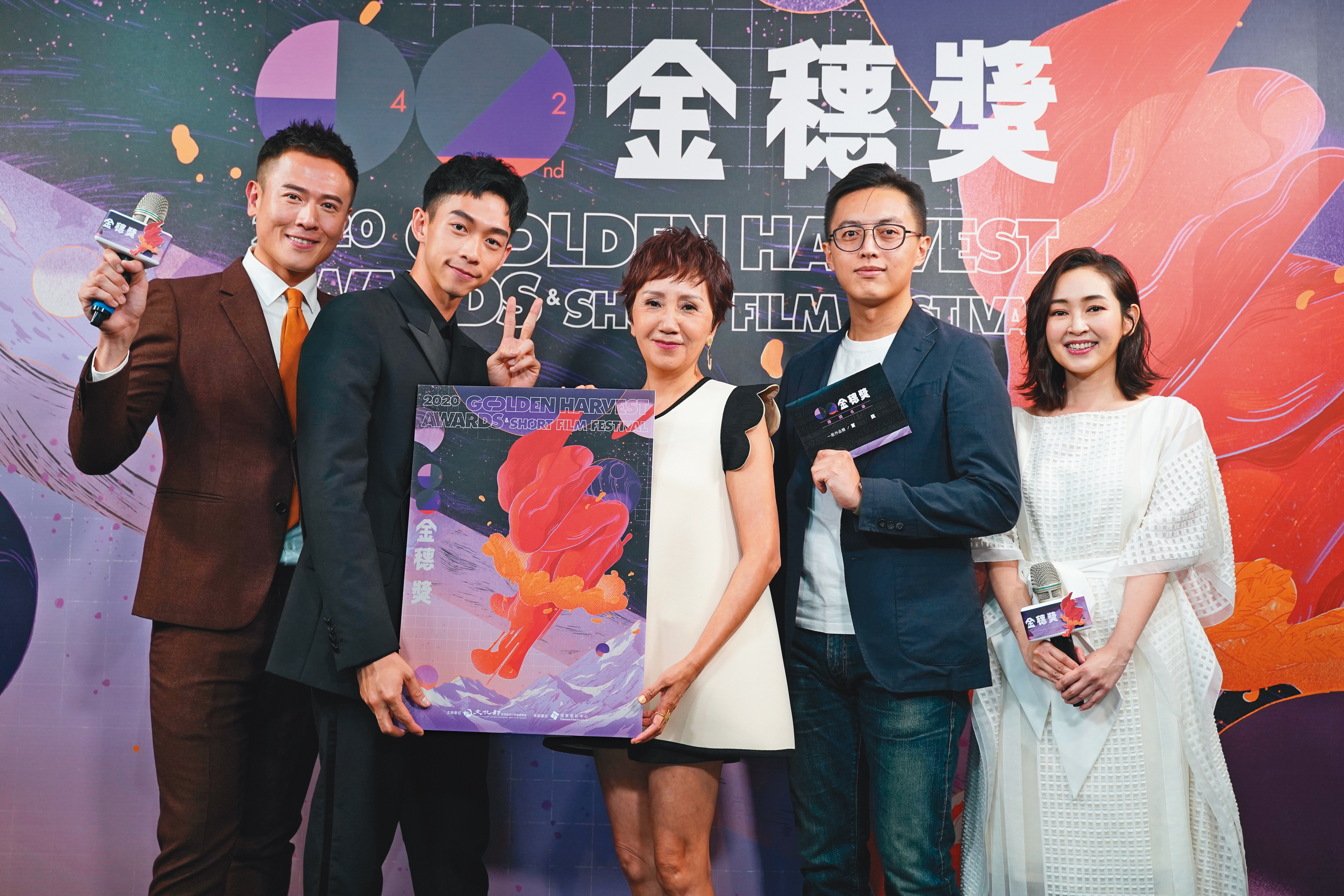 今年金穗獎線上直播由楊達敬（左一）和蔡燦得（右一）四度主持，活動大使王可元（左二）、陸弈靜（中）和評審團主席林君陽也出席。（國家電影中心提供）