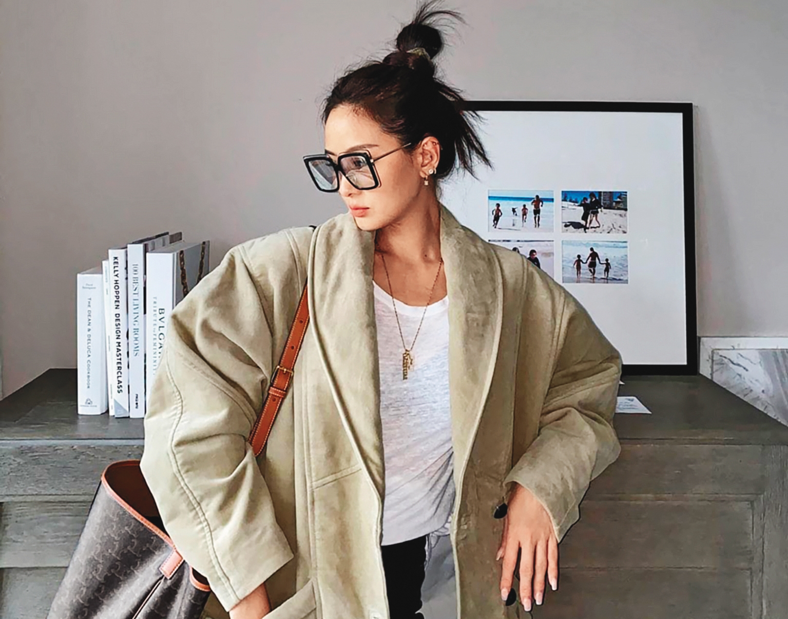 Triomphe Canvas凱旋門經典印花白色滾邊抽繩水桶包 NT$33,500（翻攝自孫芸芸IG）